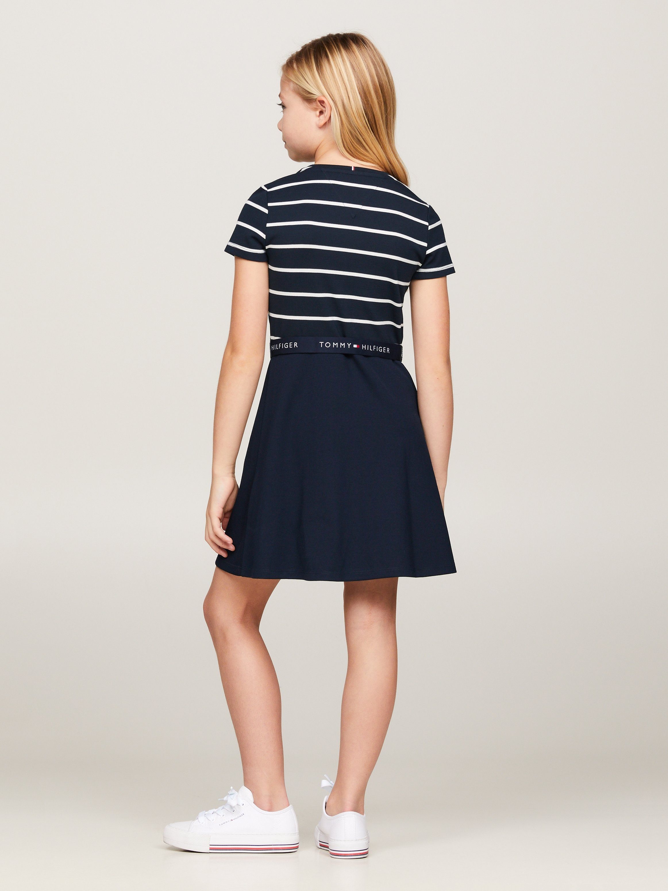 Tommy Hilfiger Jerseyjurk ESSENTIAL SKATER DRESS met merklabel op de tailleband