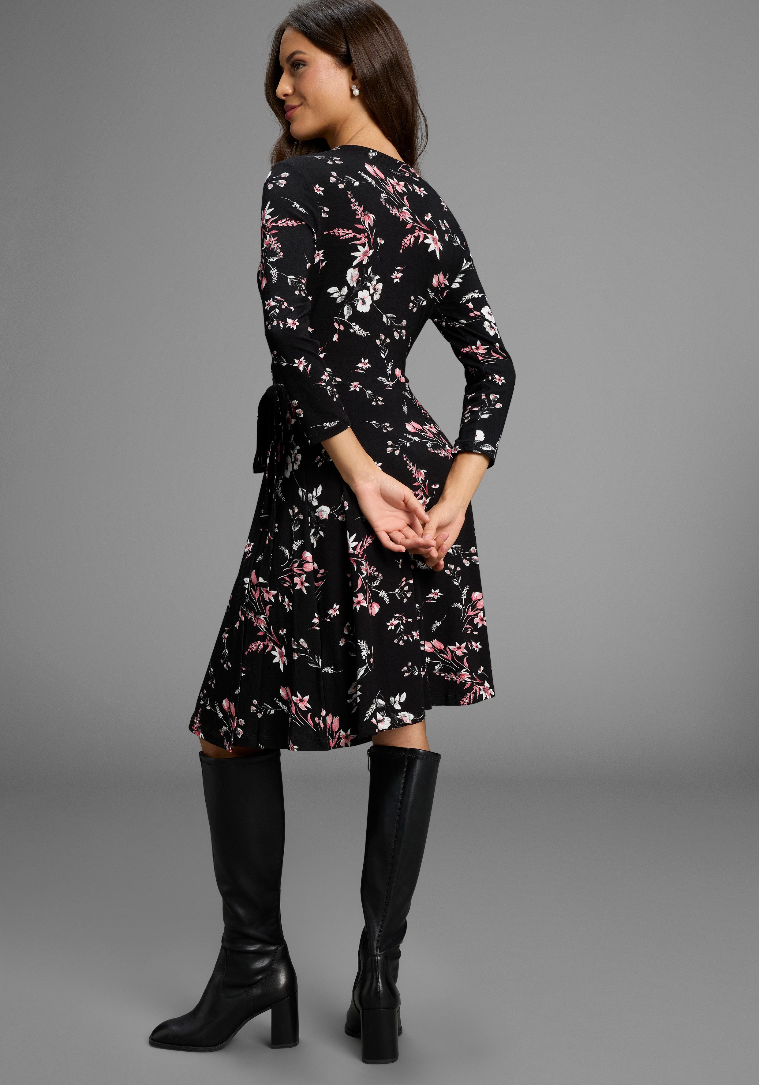 Laura Scott Zomerjurk figuurvolgende snit, gebloemd ontwerp, van single jersey