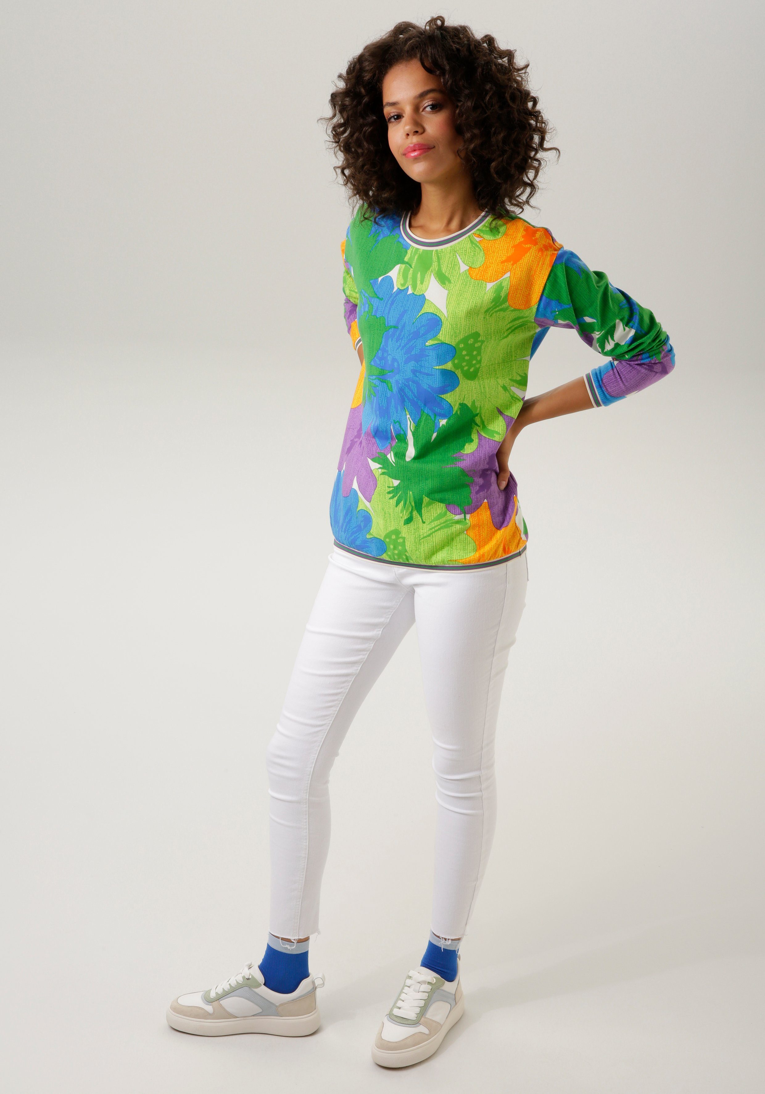 Aniston CASUAL Sweatshirt bedrukt met grote bloemen en bladeren