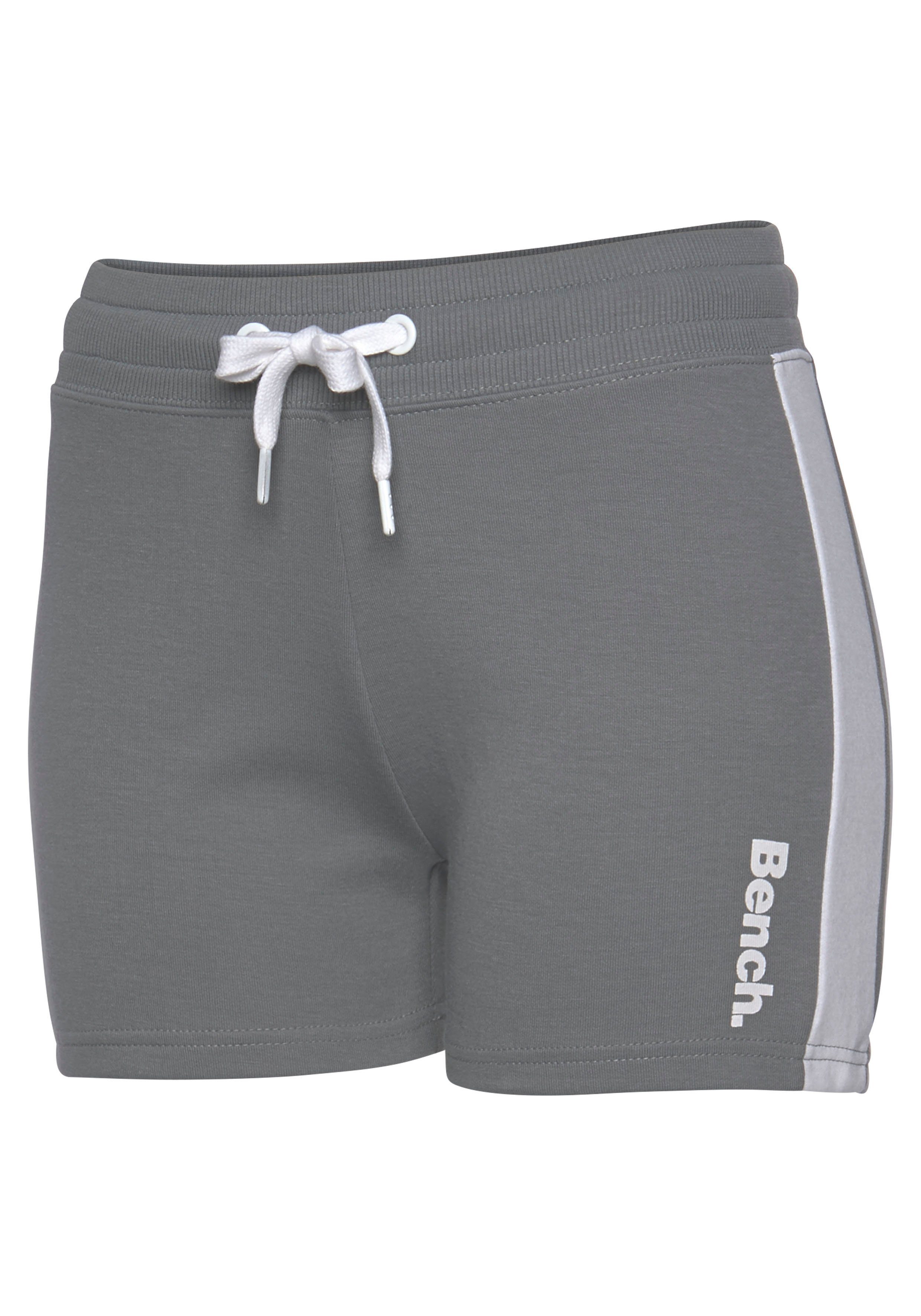 Bench. Loungewear Relaxshorts Korte broek met zijstrepen, loungewear