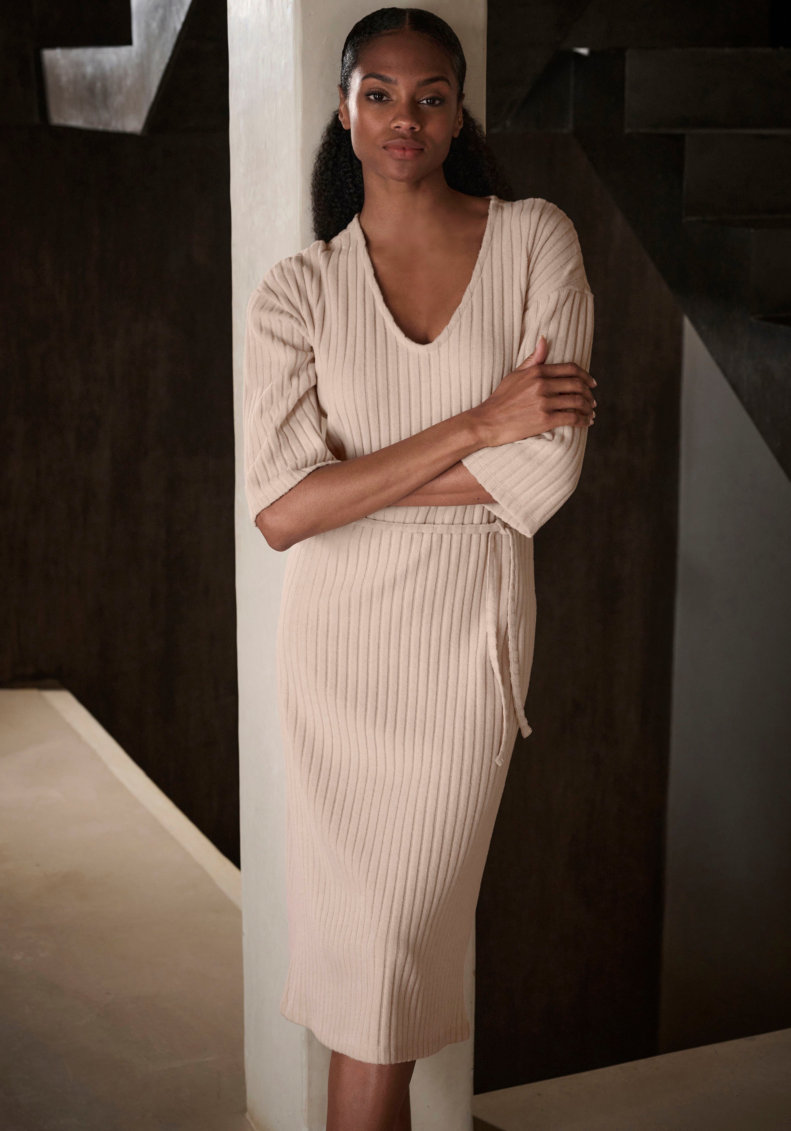 Lascana Gebreide jurk - Ribgebreide jurk, loungejurk Lounge-/rib jurk met wijde mouwen en tailleband, loungewear (1-delig)