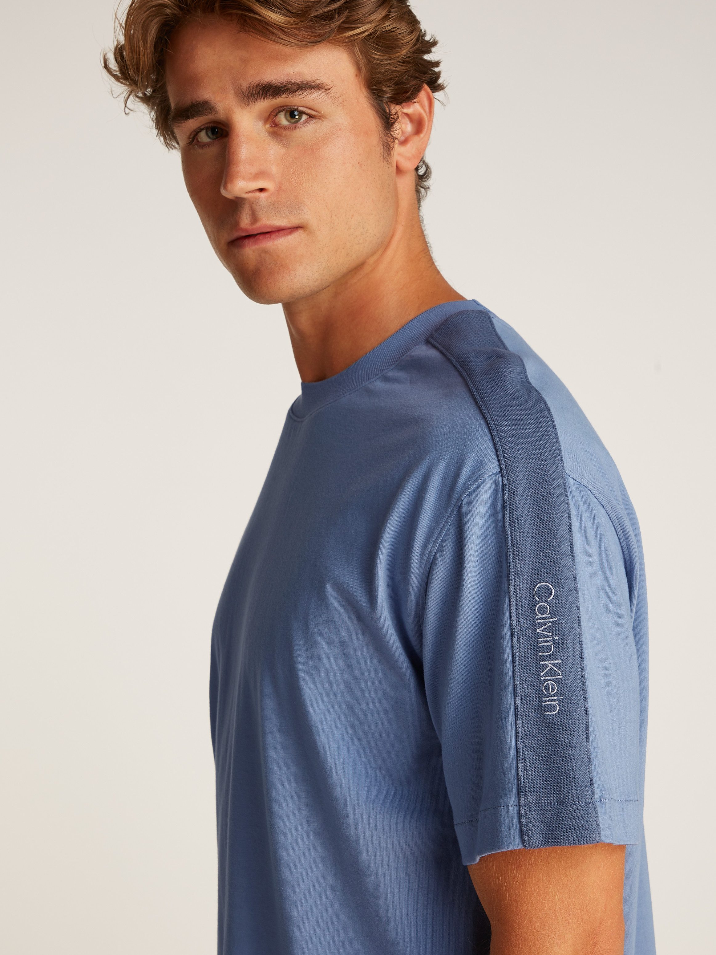 Calvin Klein T-shirt LOGO TAPE TEE met logo-band aan de mouwen