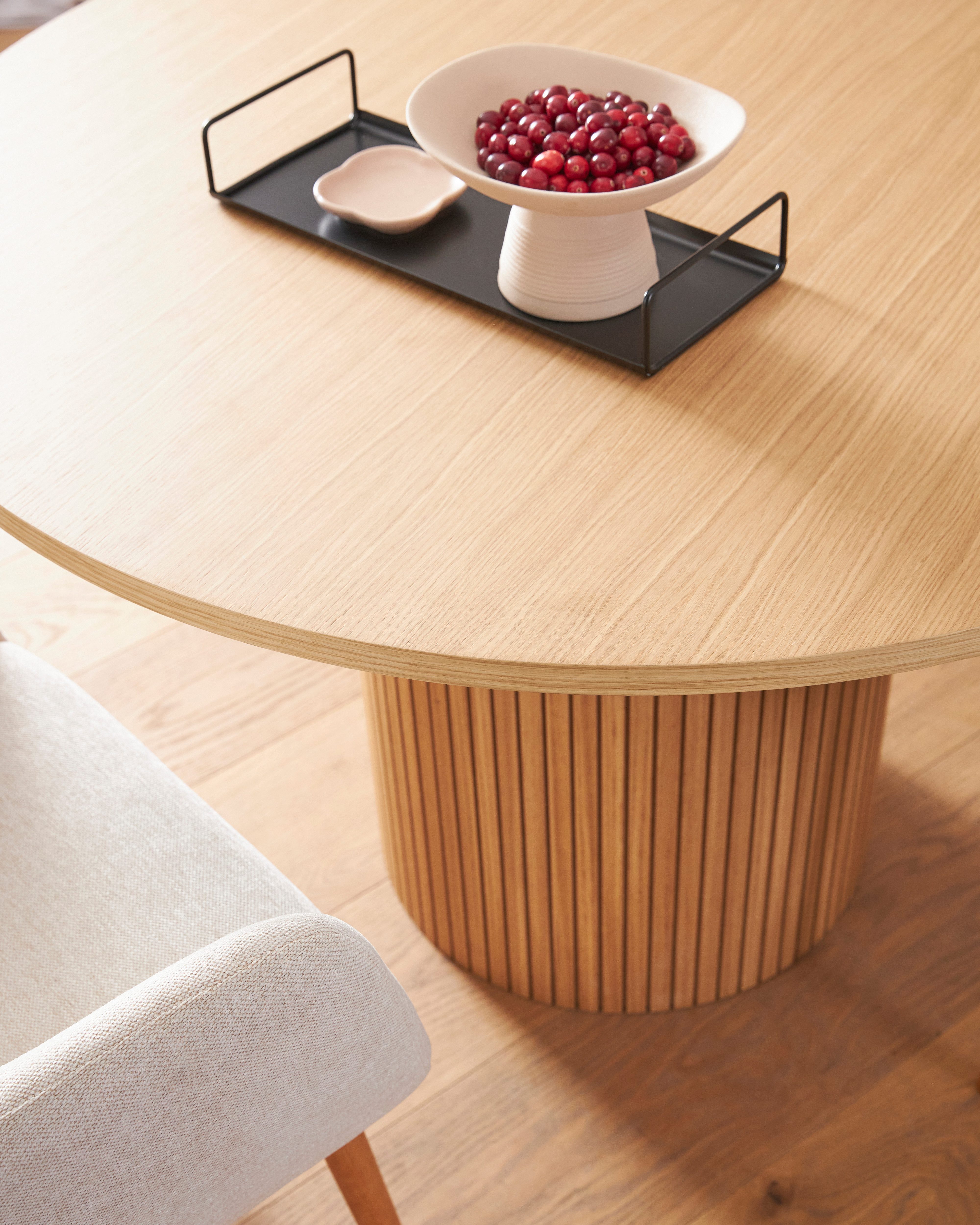 LeGer Home by Lena Gercke Eettafel TOSCANA, Eiken Fineer ronde tafelblad, d 115 cm, zuilonderstel met groevenstructuur