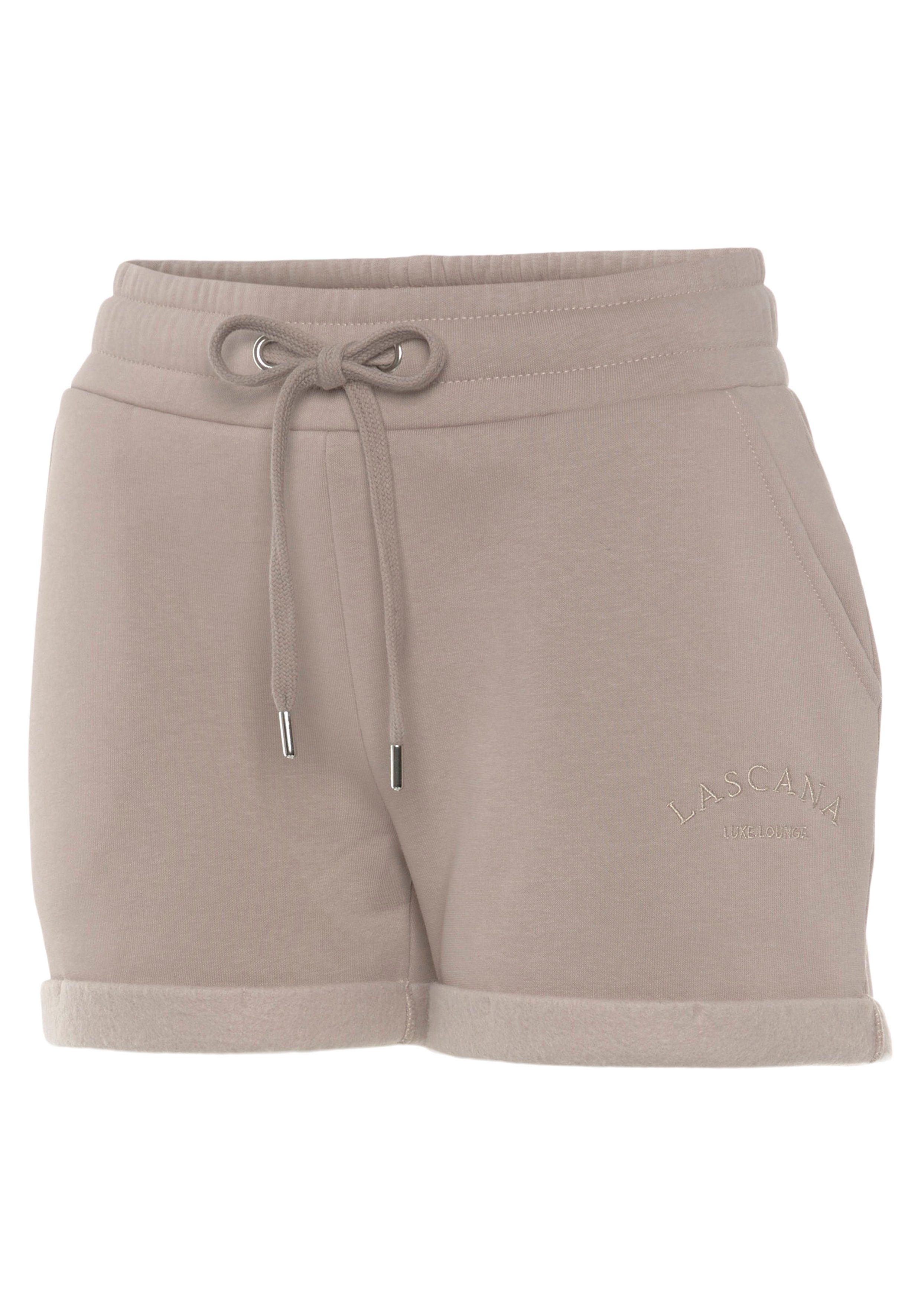 Lascana Relaxshorts - Sweatshorts - Korte broek met zijzakken en logostiksel, loungewear