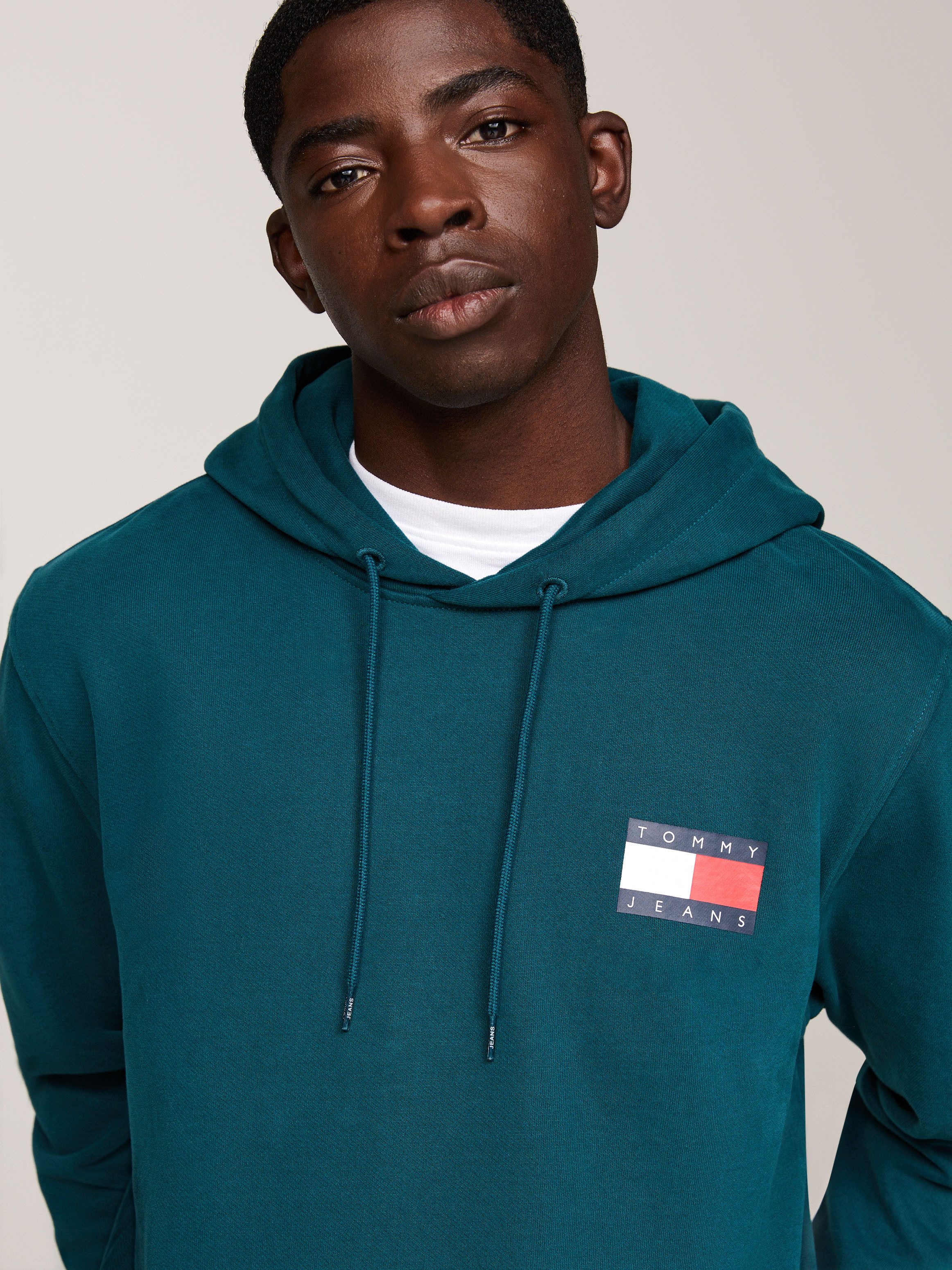 TOMMY JEANS Sweatshirt TJM REG ESSENTIAL FLAG HOOD EXT met bedrukte merklogo op borsthoogte