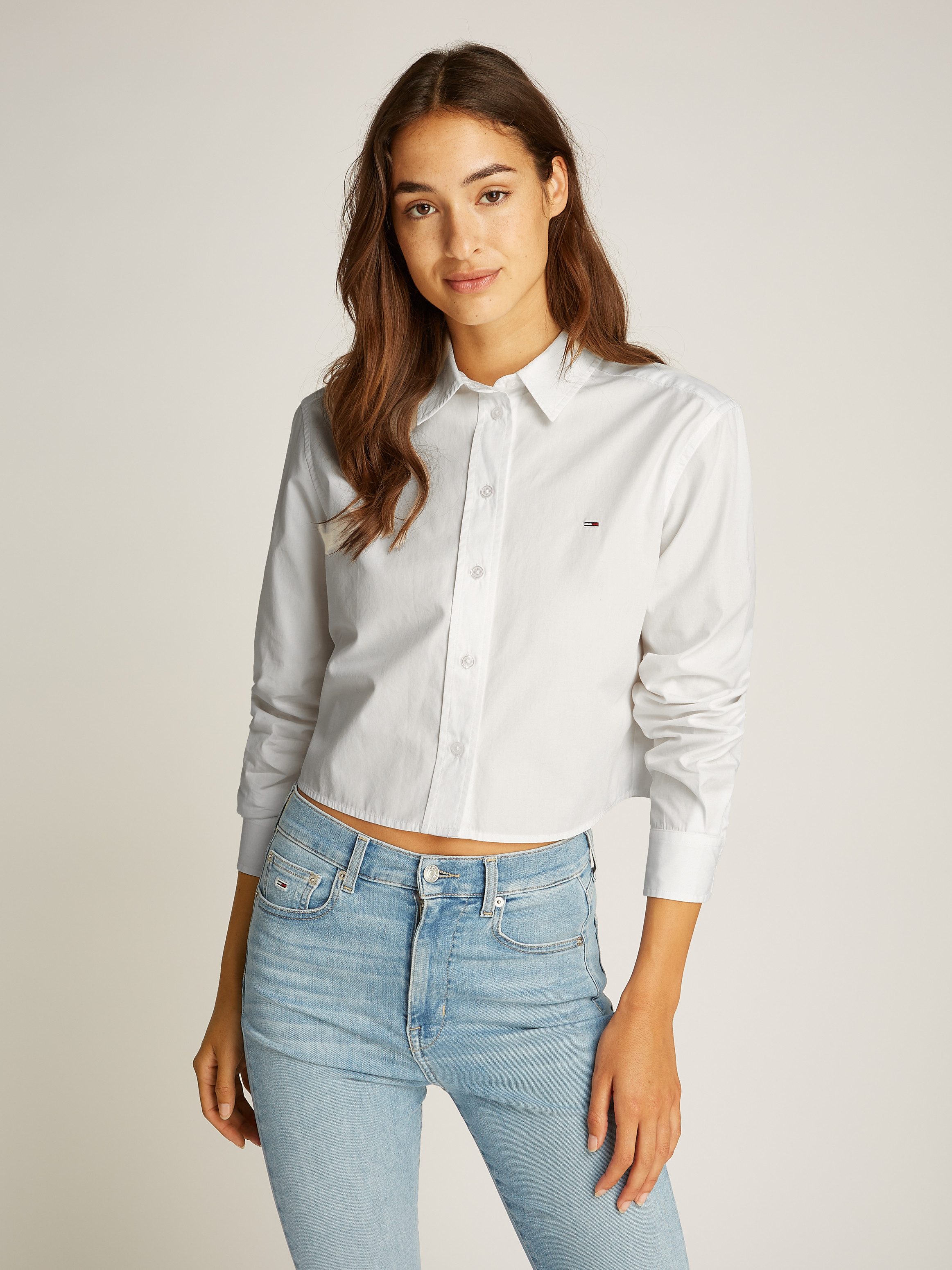 TOMMY JEANS Overhemdblouse TJW CRP RLX POPLIN SHIRT in verkorte lengte met logoborduring