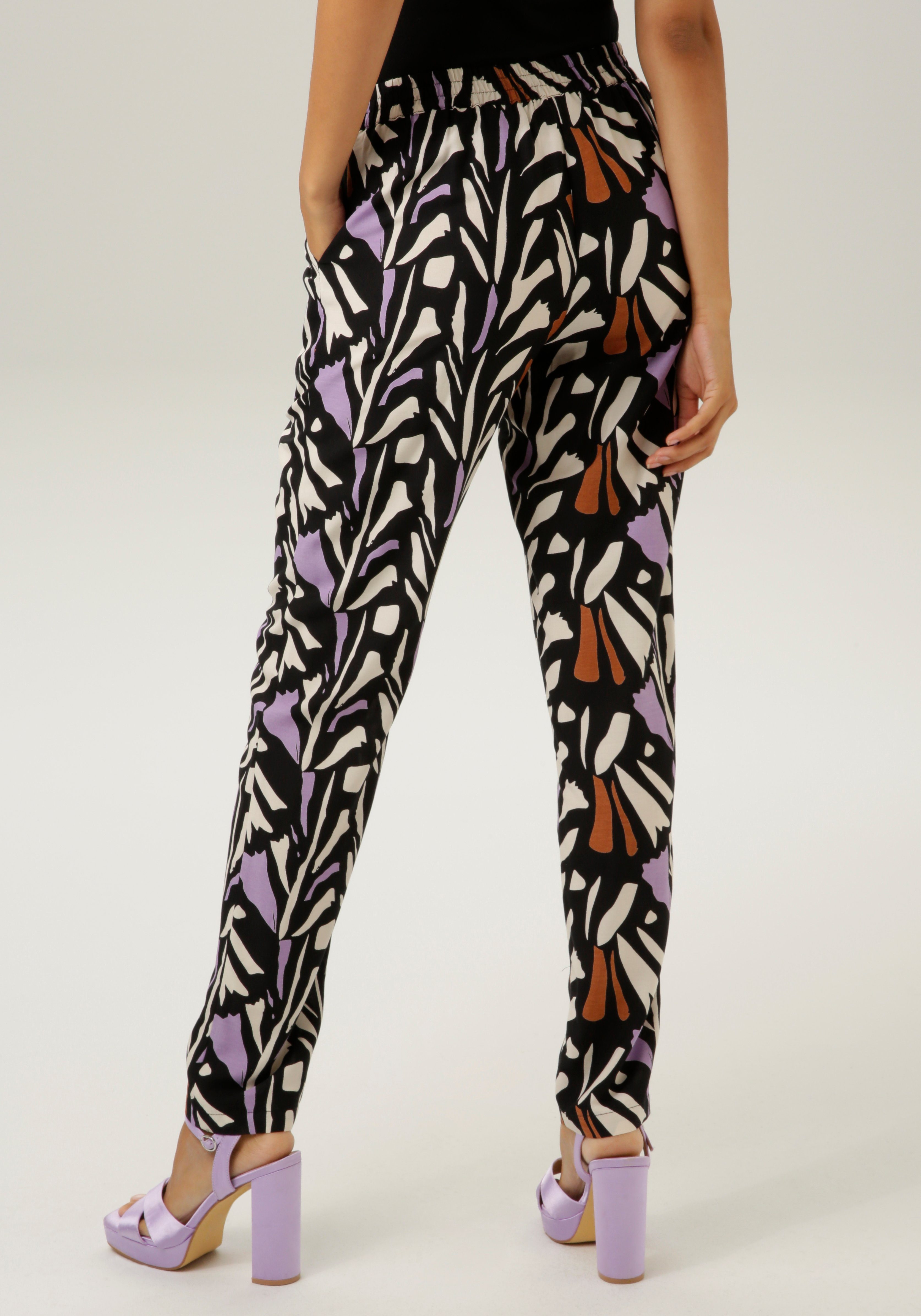 Aniston CASUAL Comfortbroek met trendy kleuren, grafische print