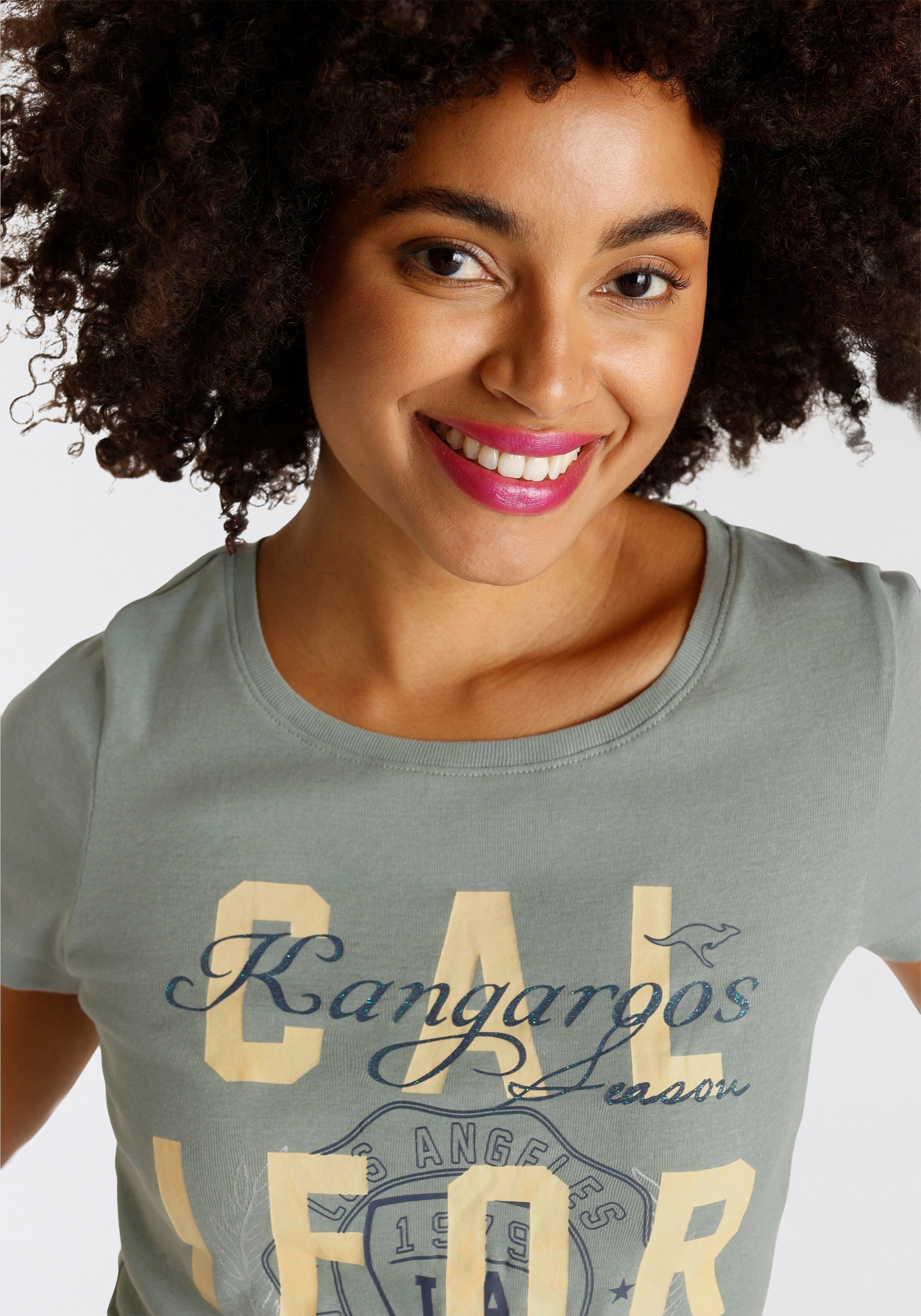 KangaROOS Shirt met print Korte mouwen, zeer figuurvolgende snit, met trendy logoprint