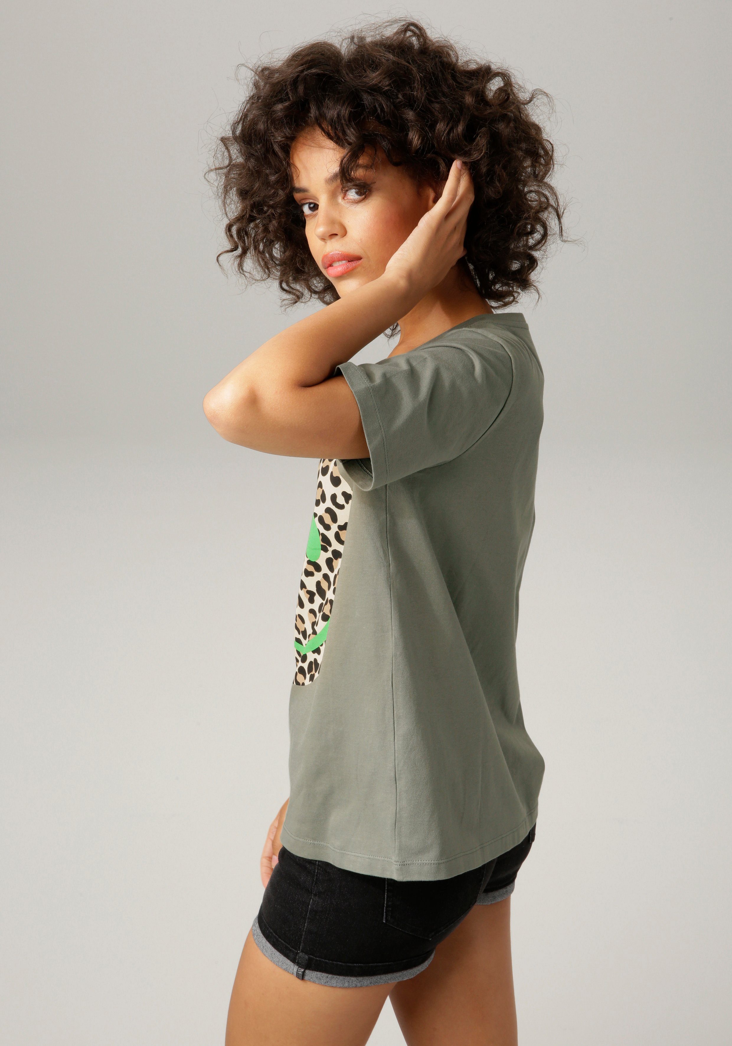 Aniston CASUAL T-shirt met smiley print in animal look op de voorkant