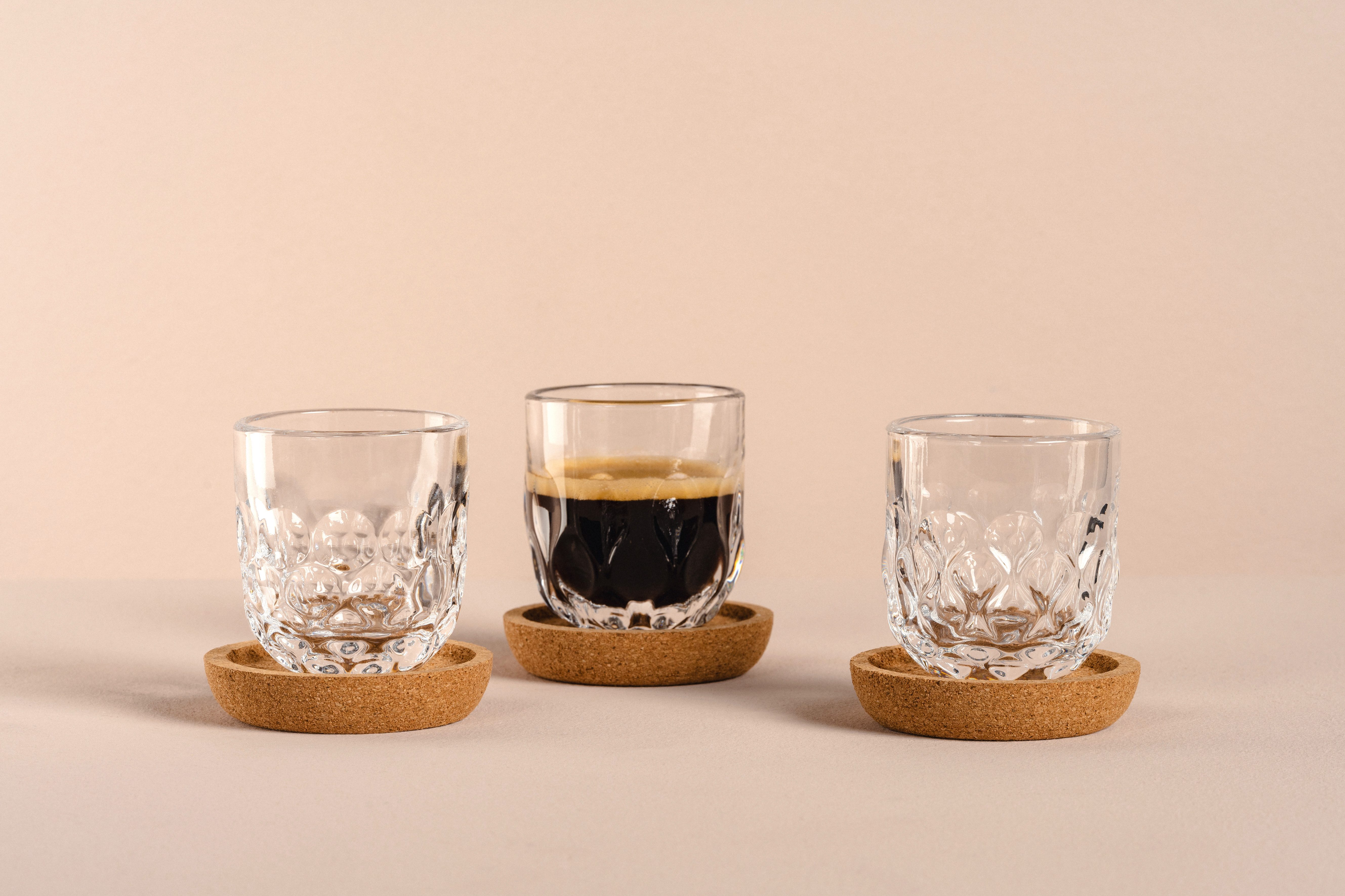 LEONARDO Glazenset Espresso set GOCCE, 90 ml, 6-delig 3 glazen met verschillend druppelreliëf, incl. kurken onderzetters (set)