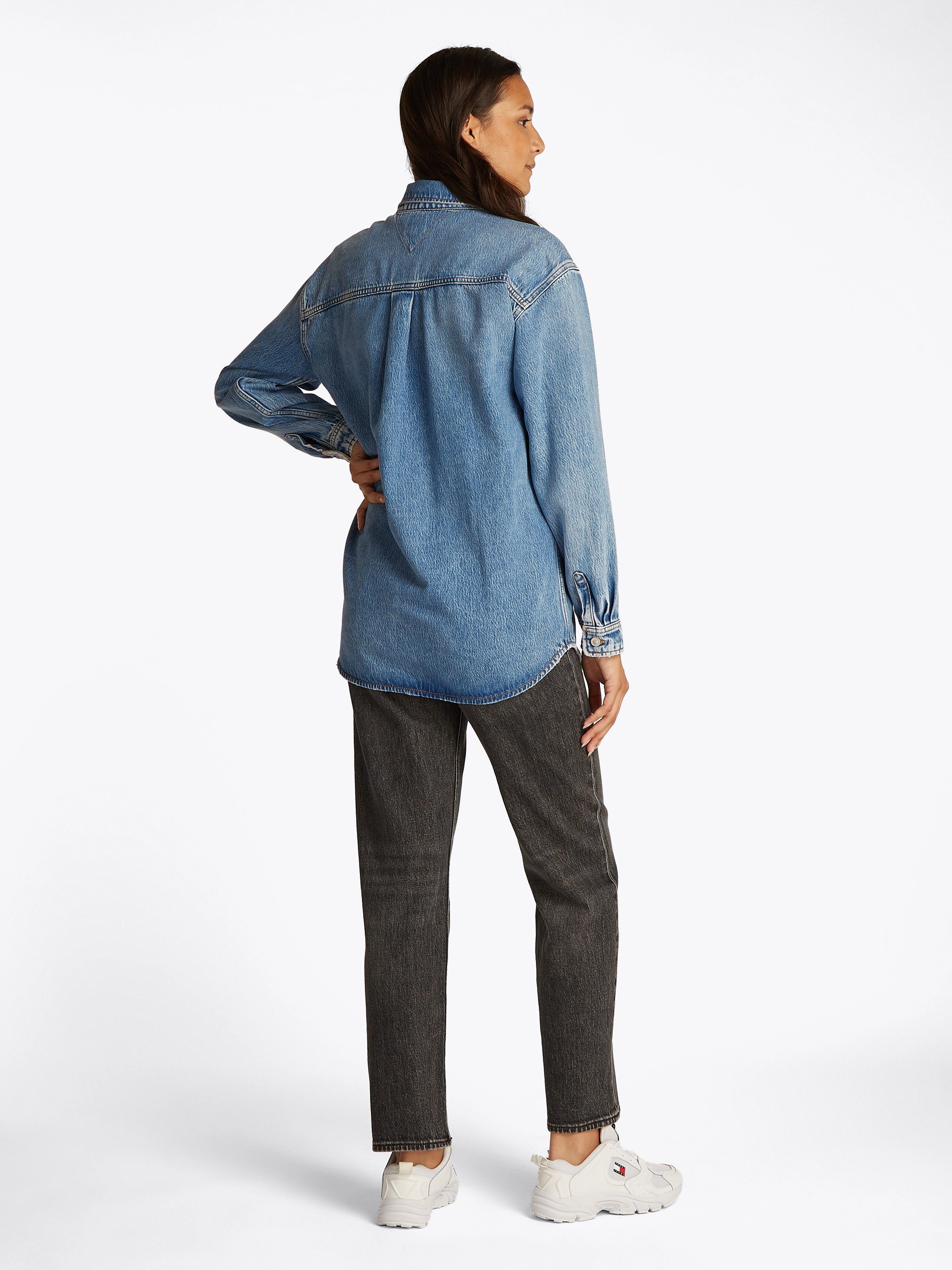 TOMMY JEANS Overhemdblouse RELAXED LS SHIRT BI6011 met borstzak, in blauwe wassing overshirt spijkerjas