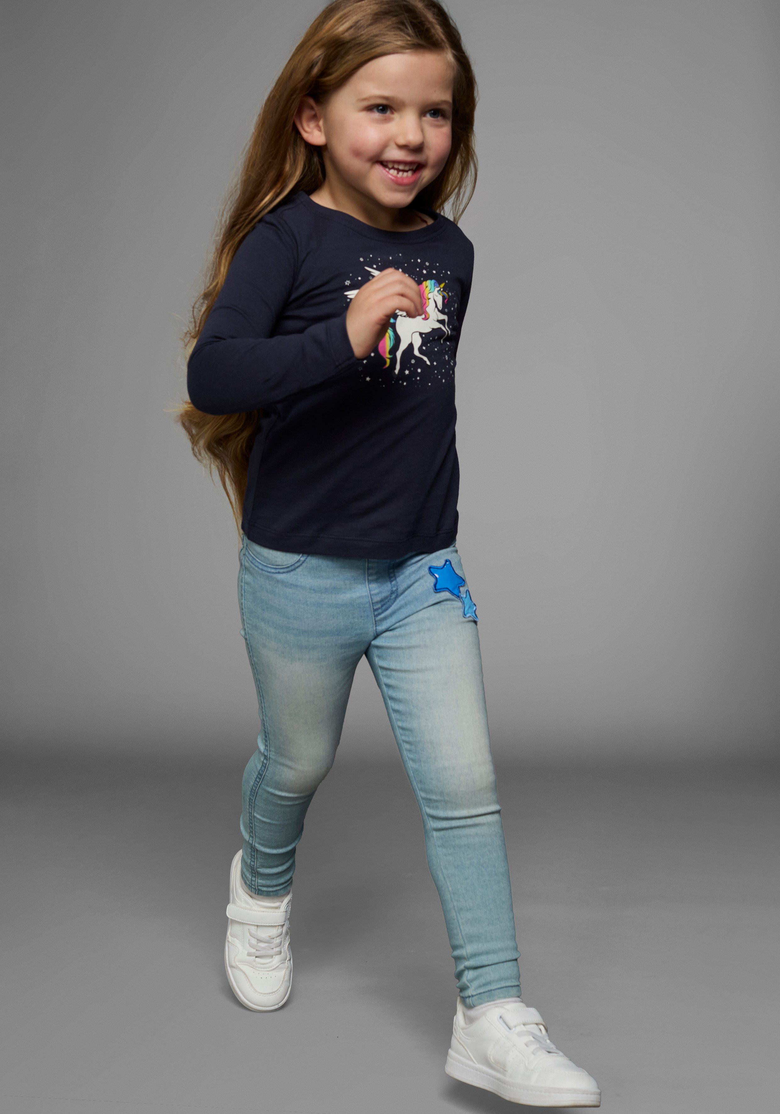 KIDSWORLD Shirt met lange mouwen Met leuke eenhoornprint lange mouwen, heuplange pasvorm, stijlvolle print