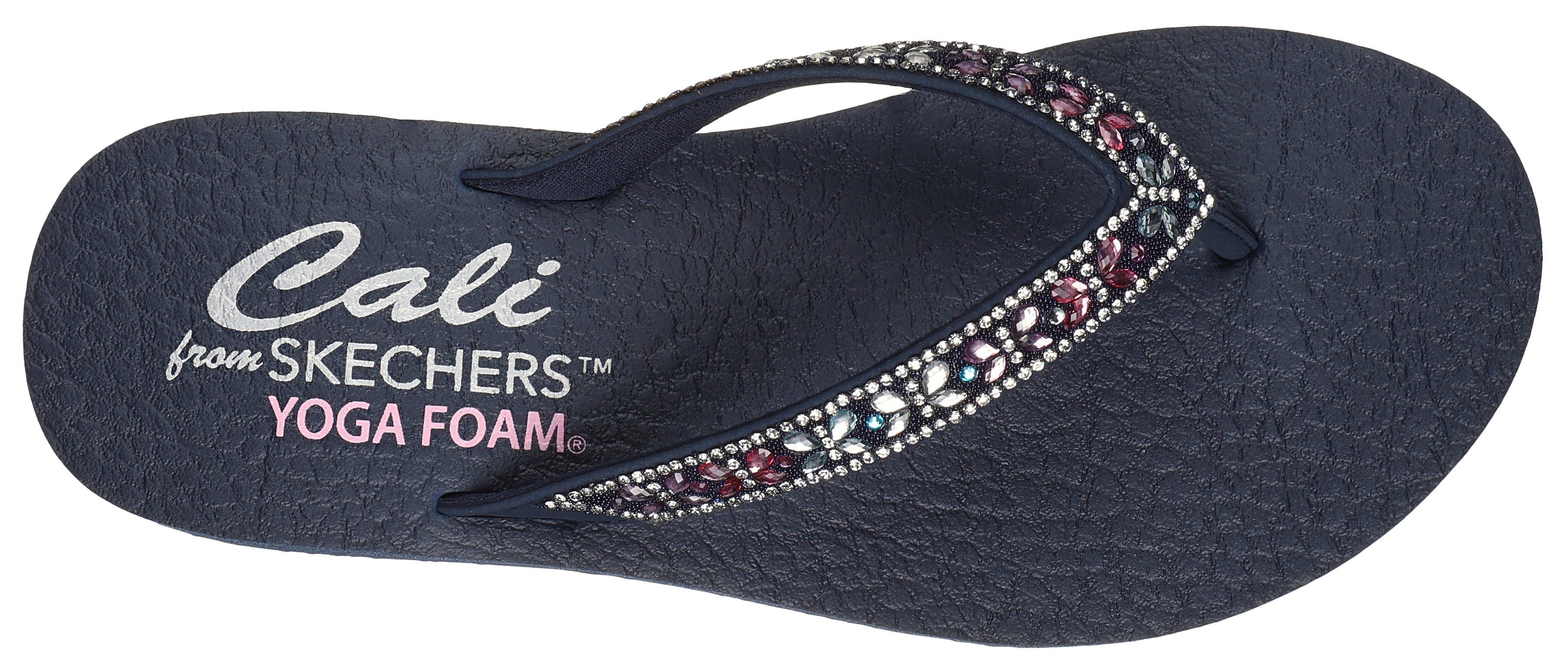 Skechers Teenslippers MEDITATION-BUTTERFLY GARDEN , zomerschoen, slippers, poolslides met fonkelende glittersteentjes