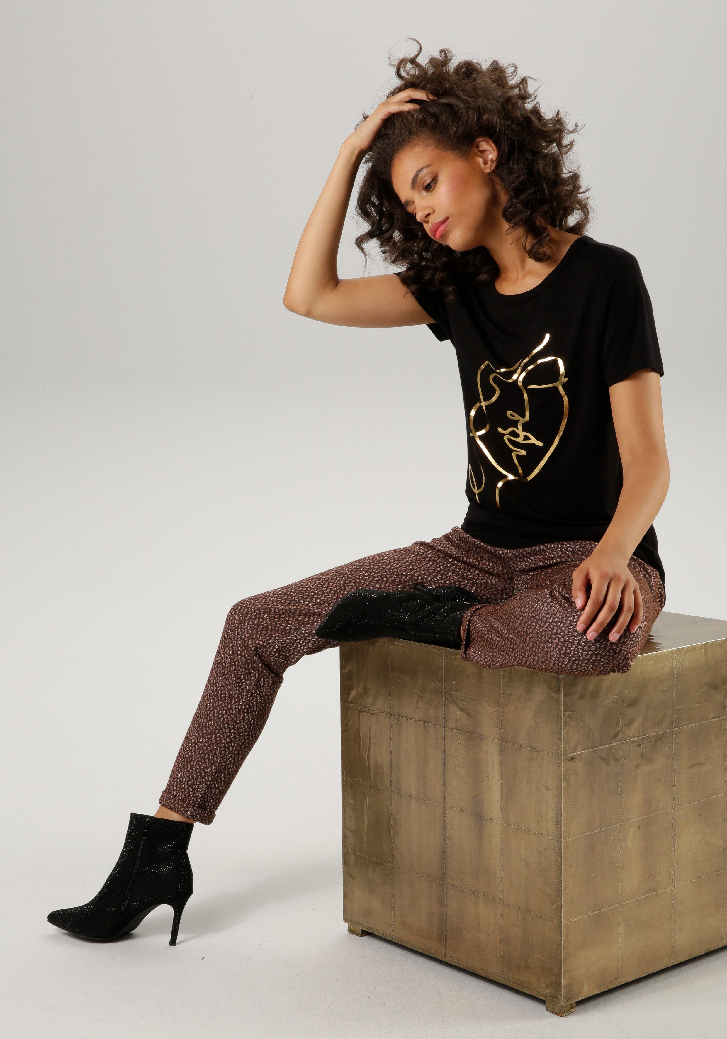 Aniston CASUAL T-shirt met abstract gezicht van glanzende folieprint