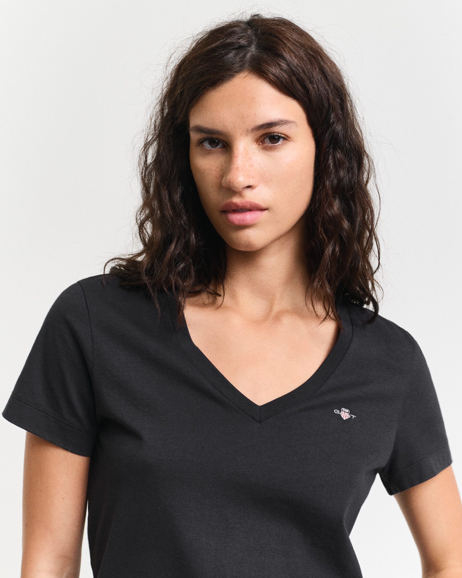Gant T-shirt REG SHIELD KA V-NECK T-SHIRT met een klein geborduurd logo op de borst