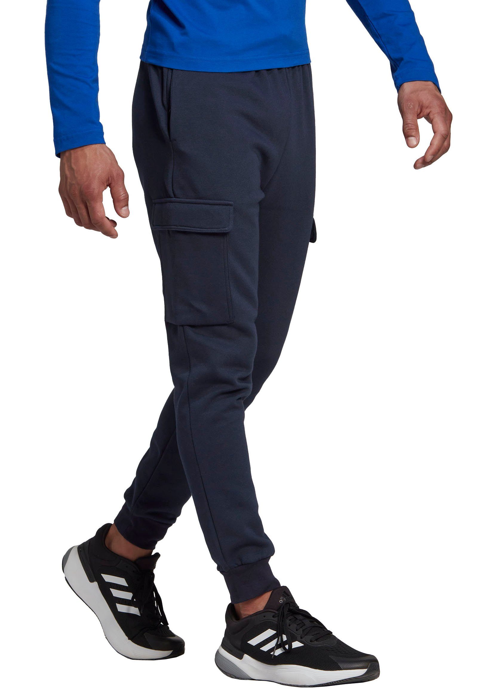 adidas Sportswear Sportbroek ESSENTIALS FLEECE REGULAR TAPERED CARGOBROEK Joggingbroek cargo van zacht fleece-materiaal (1-delig)