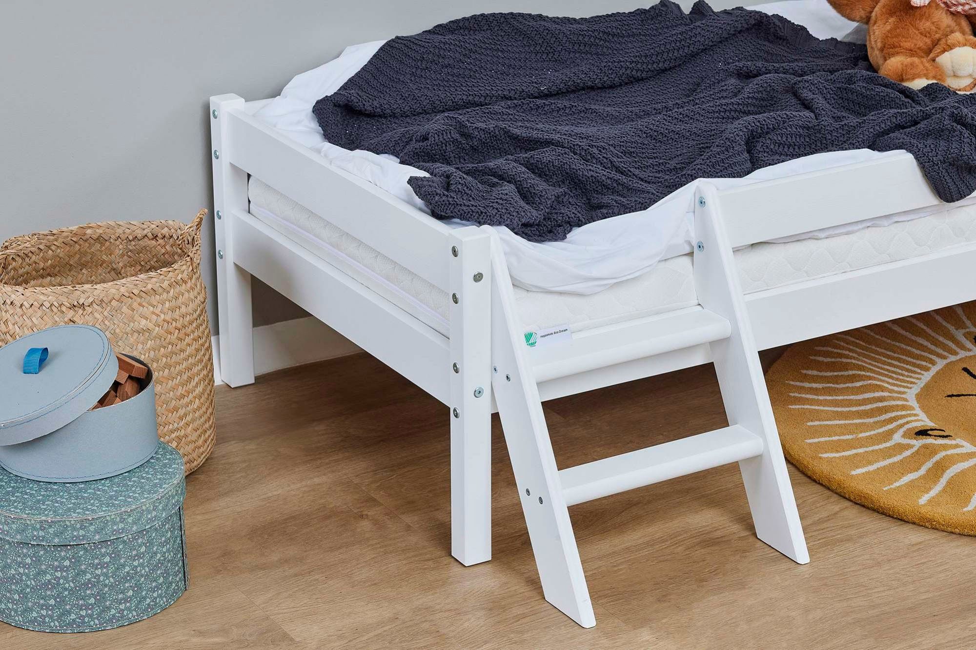 Lüttenhütt Kinderbed ECO One Kinderbed met valbeveiliging en ladder, keuze uit 3 kleuren en matrassen