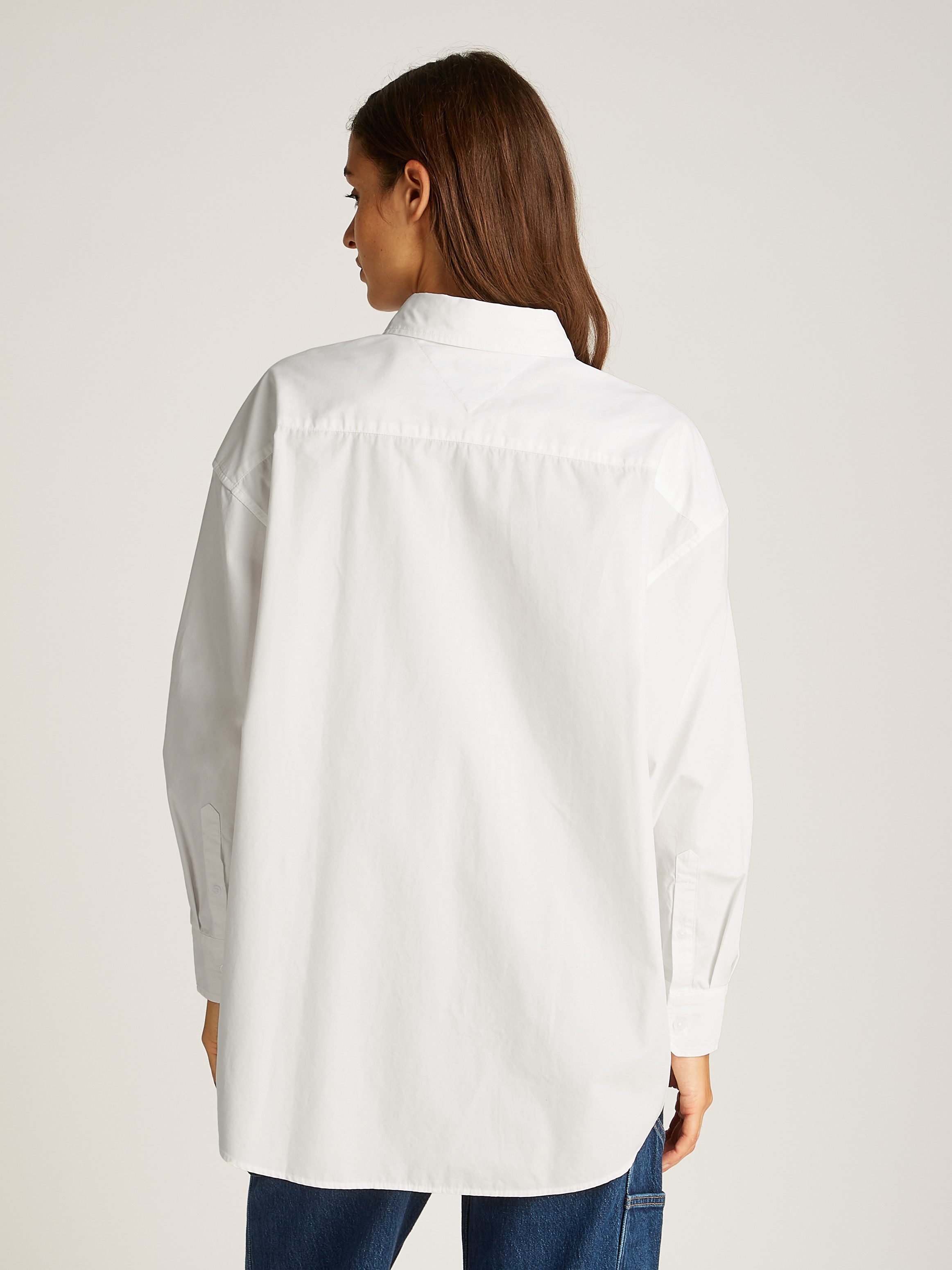 Tommy Jeans Curve Overhemdblouse TJW OVS BADGE POPLIN SHIRT EXT in grote maten, popeline, lange mouw, badge
