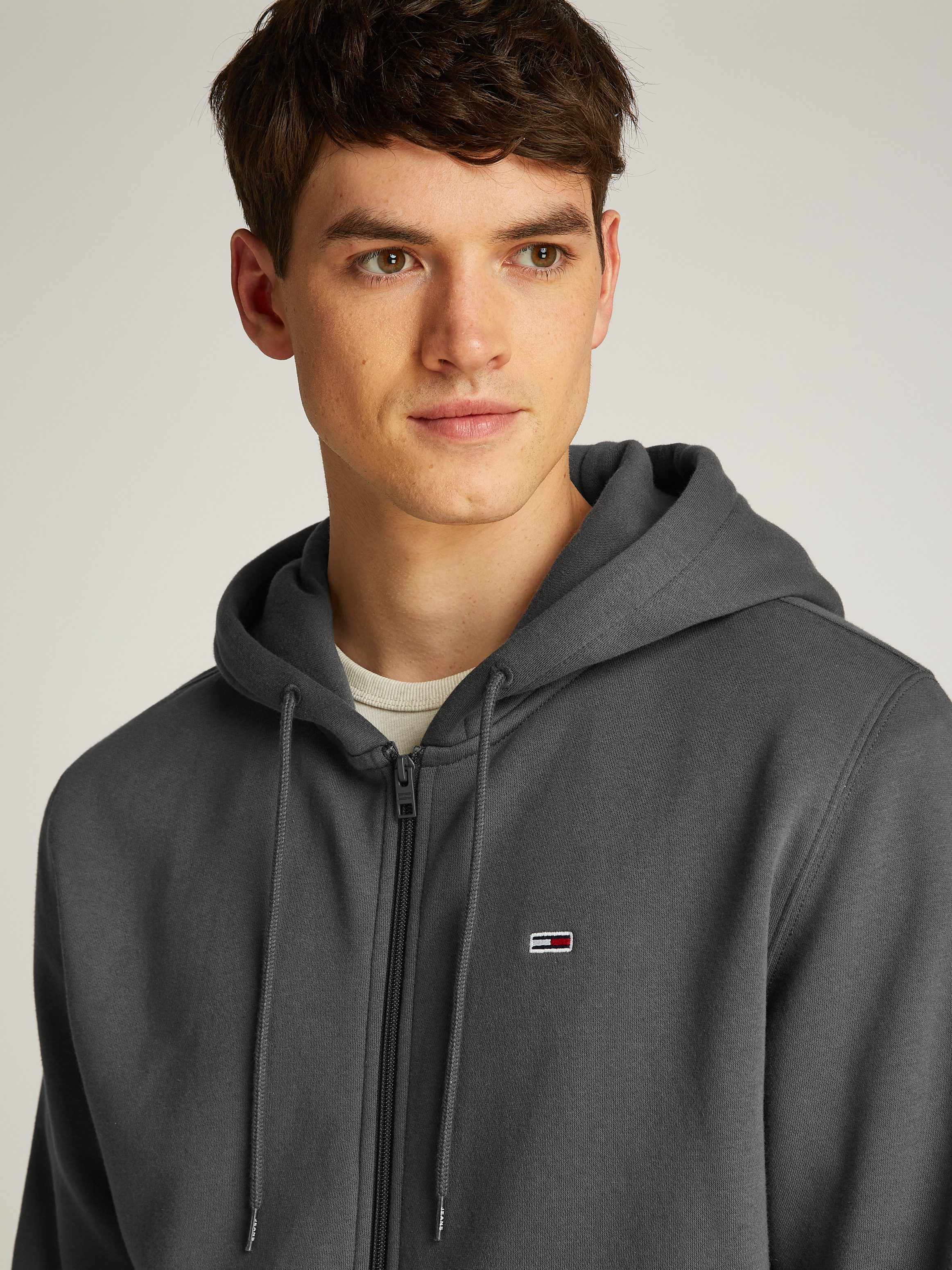 TOMMY JEANS Sweatshirt TJM REG S FLAG ZIP FLEECE THRU met geborduurd merklogo op borsthoogte