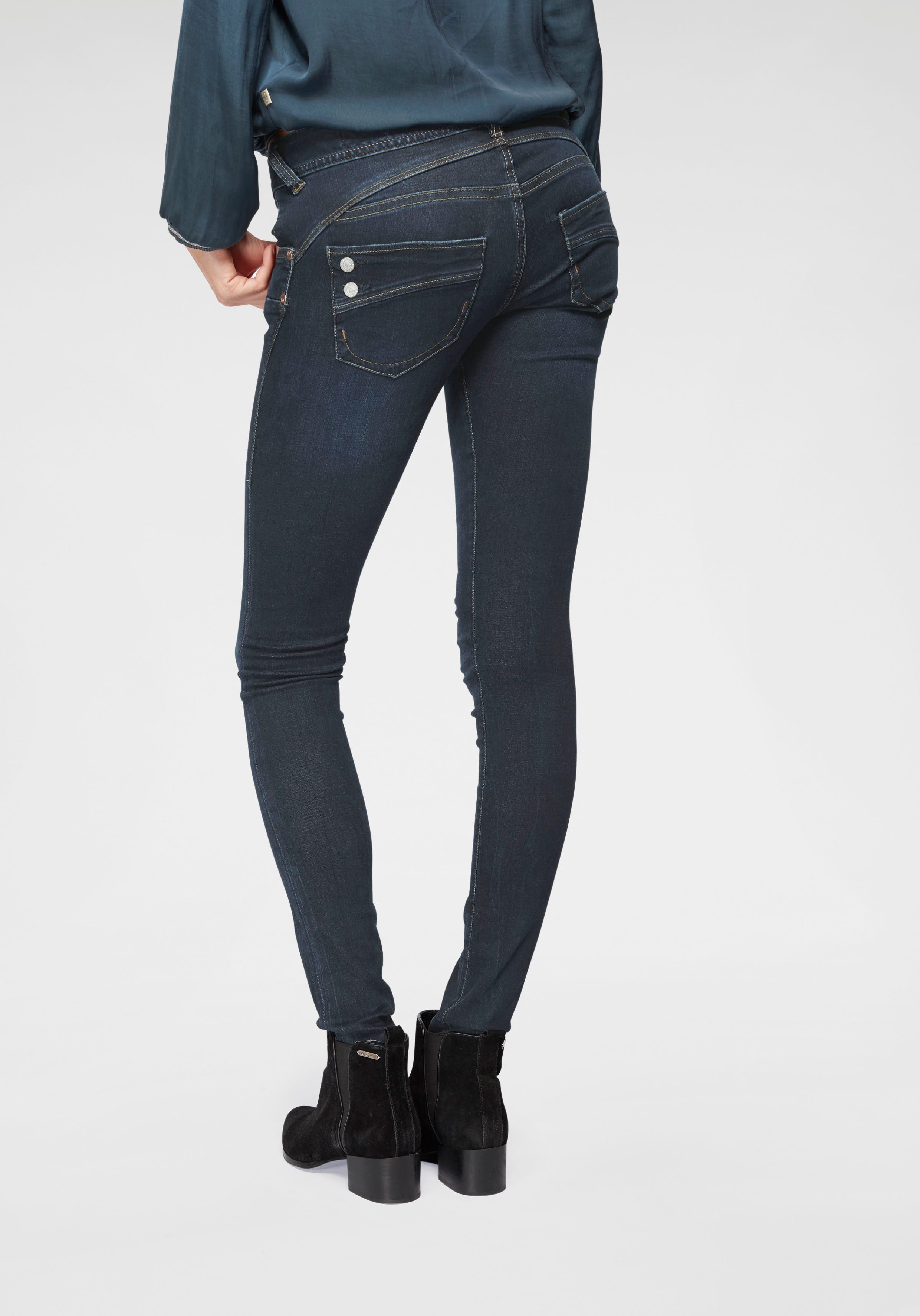 Herrlicher Slim fit jeans Piper Slim Denim met sierknopen op de achterzakken