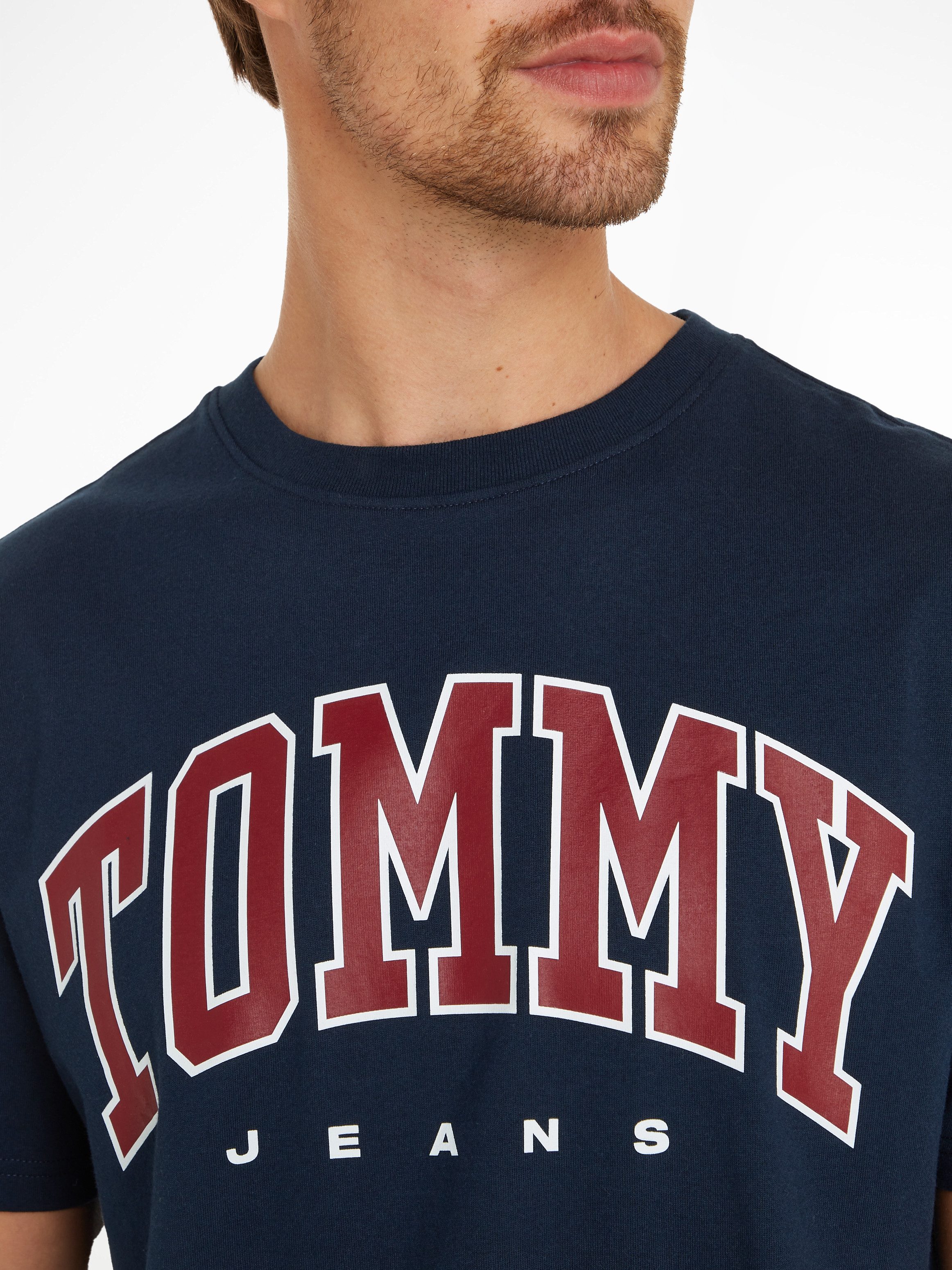 TOMMY JEANS T-shirt TJM REG ARCH VARSITY TEE EXT