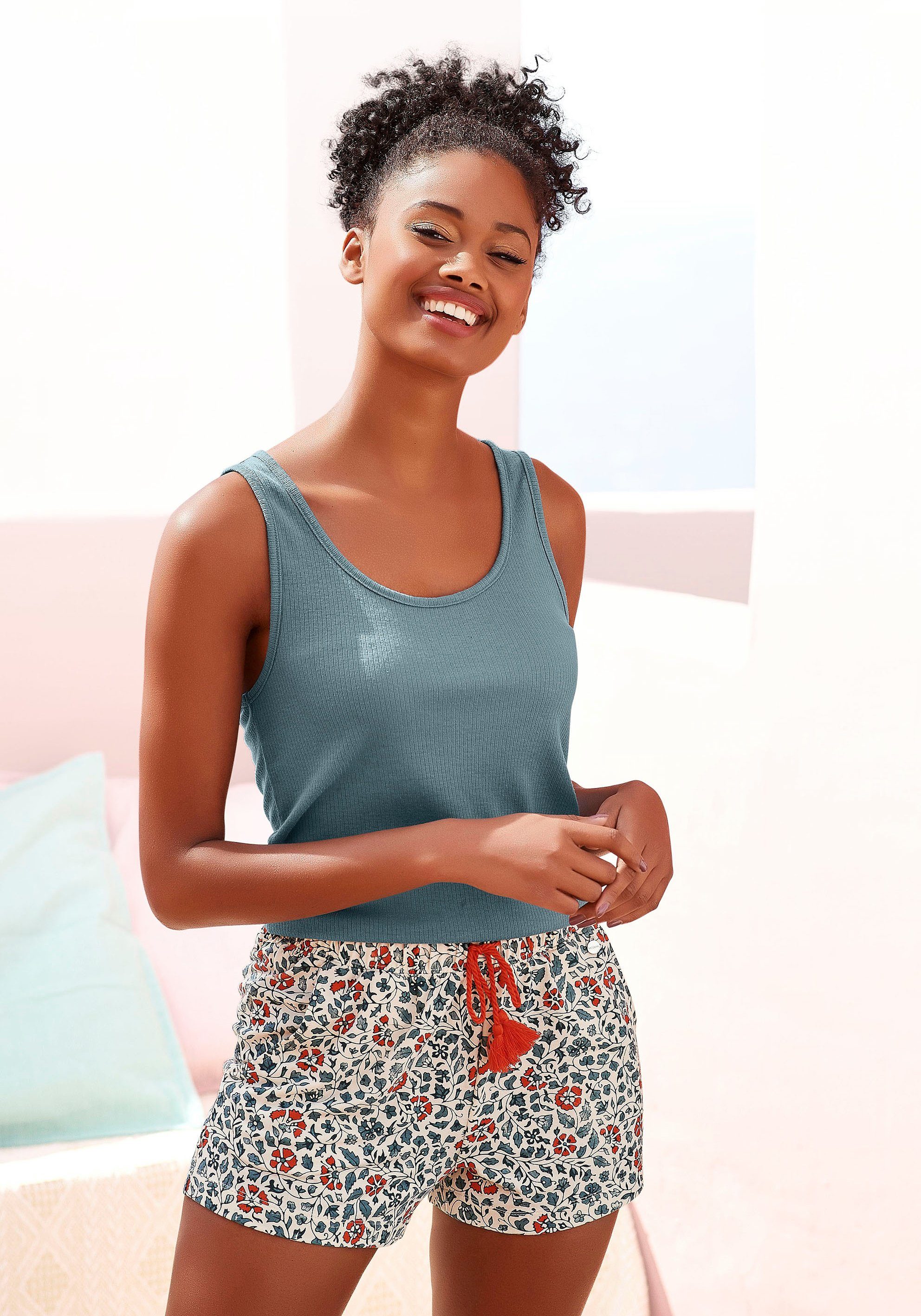 Lascana Pyjamashort in bloemen print all-over