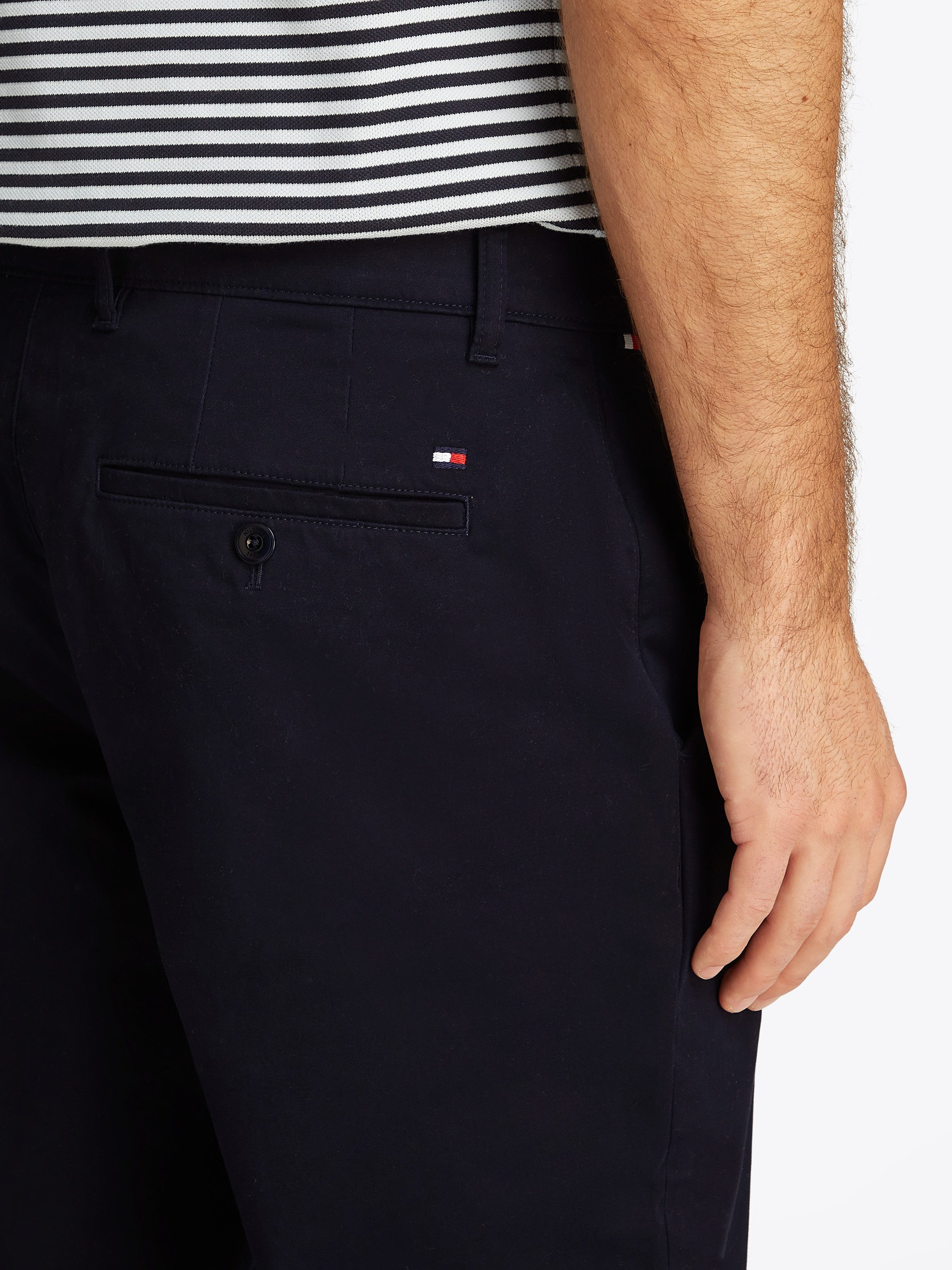 Tommy Hilfiger Chino DENTON CHINO SATIN met achterzakken met knoop logo-borduursel