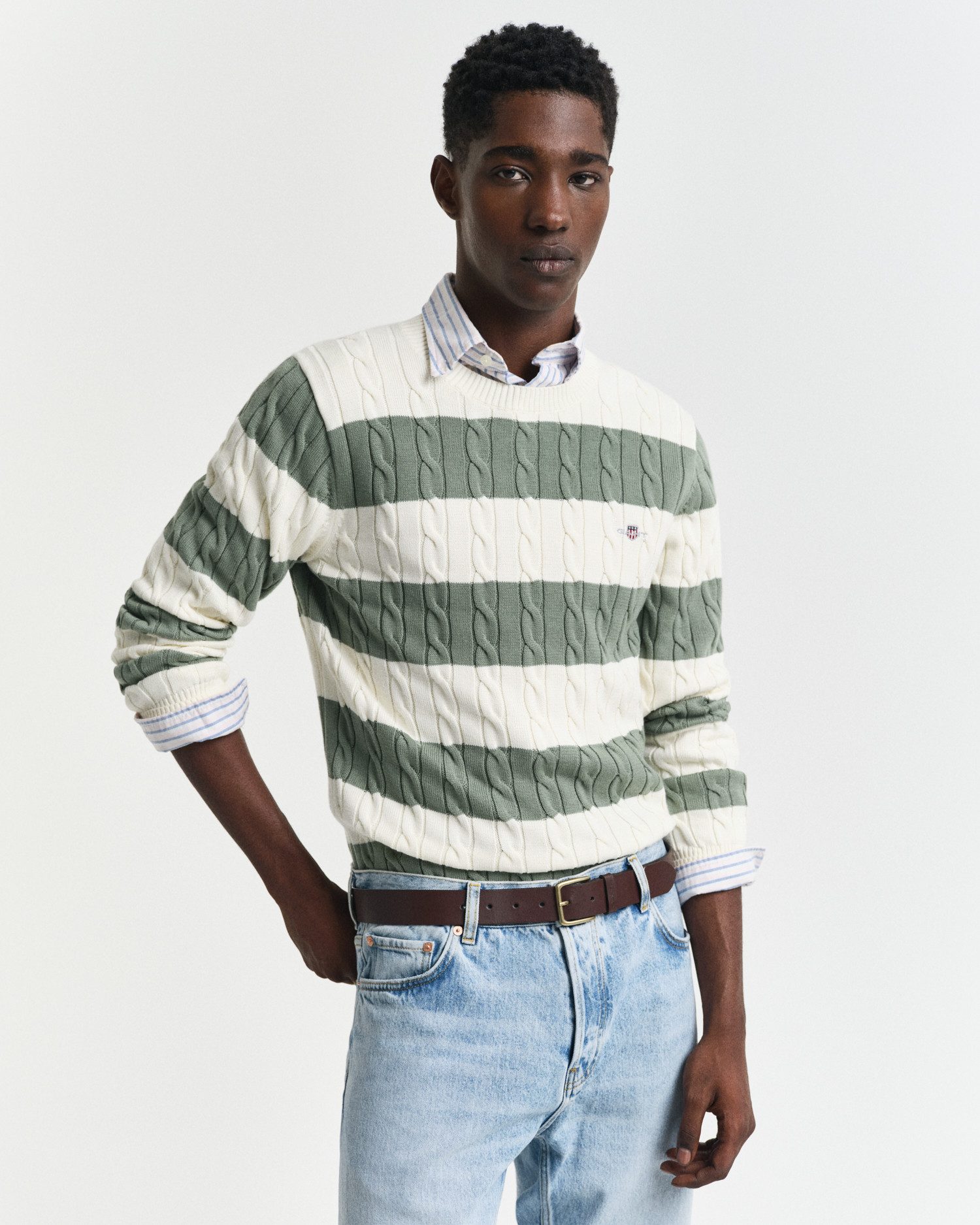 Gant Trui met ronde hals STRIPED COTTON CABLE C-NECK valt op door een doorlopend streepdesign in vlechtbreistructuur