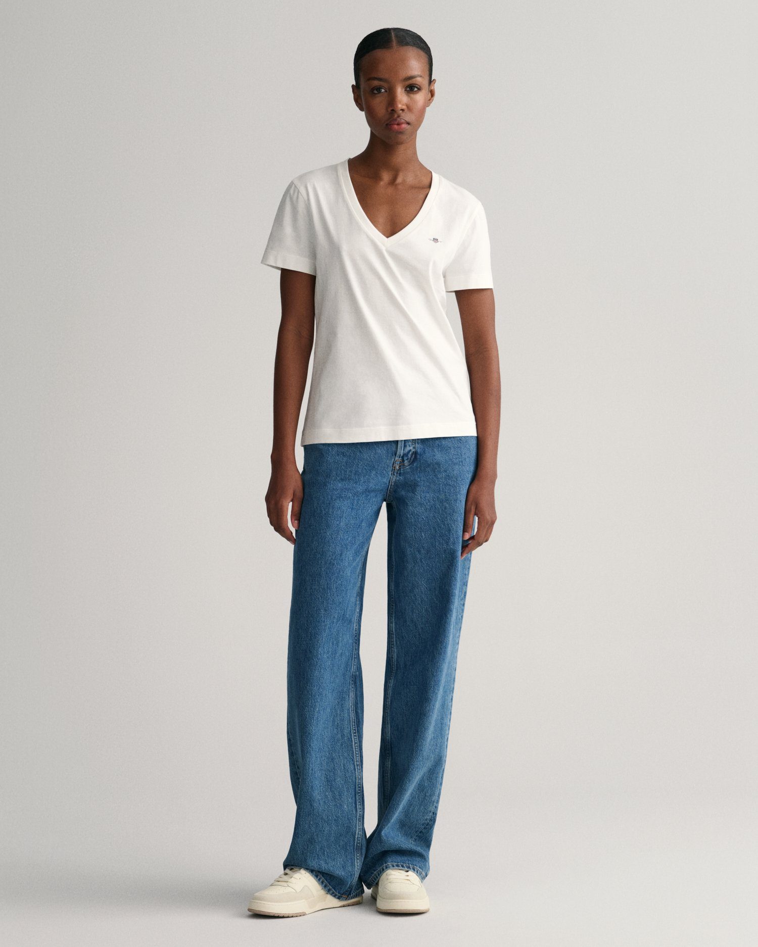 Gant T-shirt REG SHIELD KA V-NECK T-SHIRT met een klein geborduurd logo op de borst