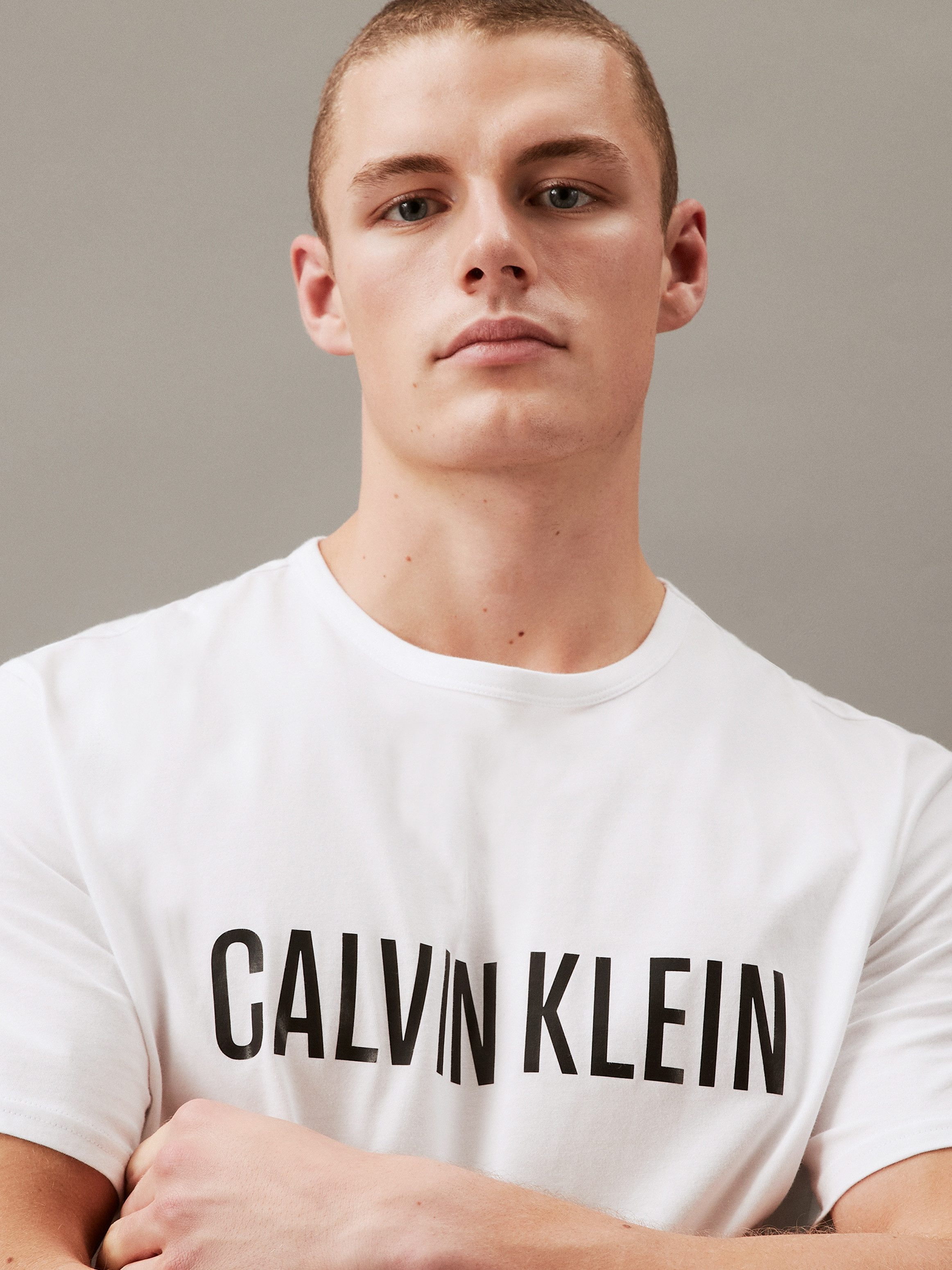 Calvin Klein T-shirt S/S CREW NECK met een logo-opschrift op borsthoogte