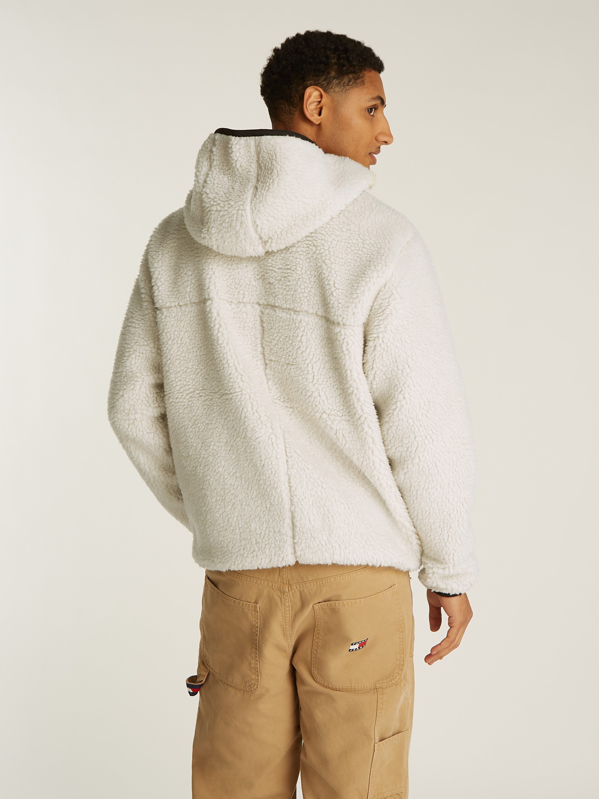 TOMMY JEANS Pluchen jack TJM REG BADGE TEDDY ZIP TRU EXT met logopatch, licht afgezakte schouders