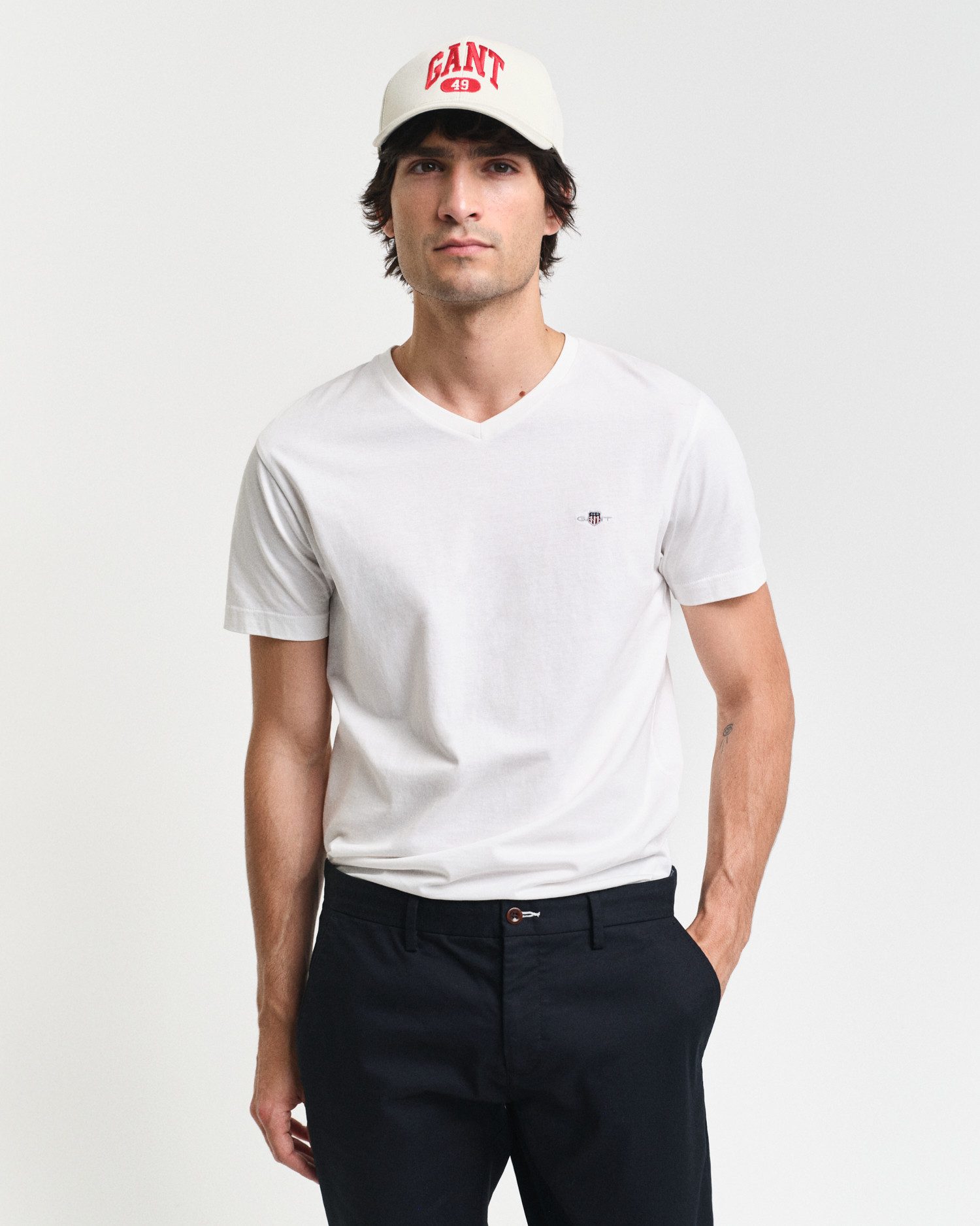 Gant T-shirt SLIM SHIELD V-NECK T-SHIRT met een klein geborduurd logo op de borst