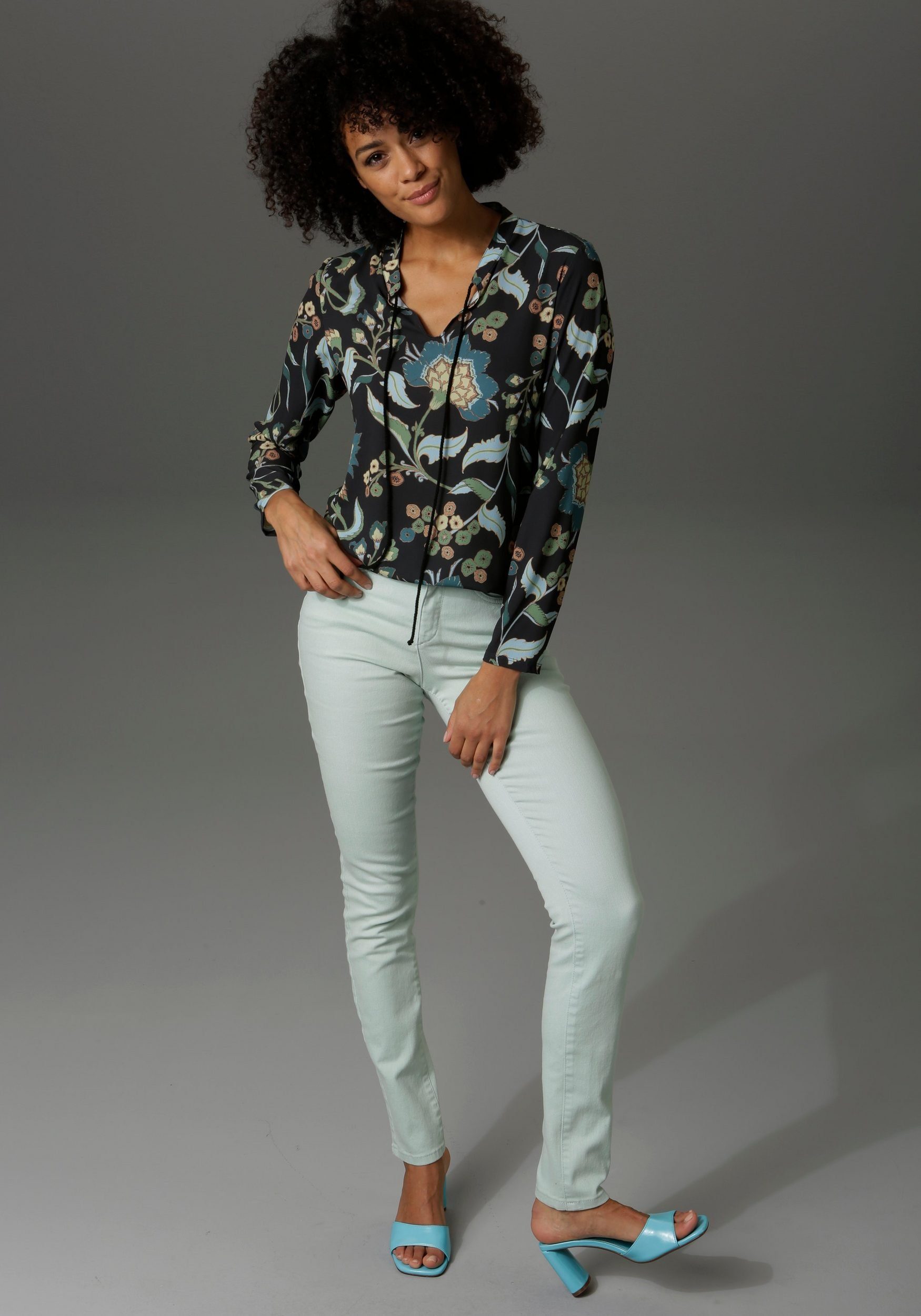 Aniston CASUAL Blouse zonder sluiting met schilderachtige bloemenprint