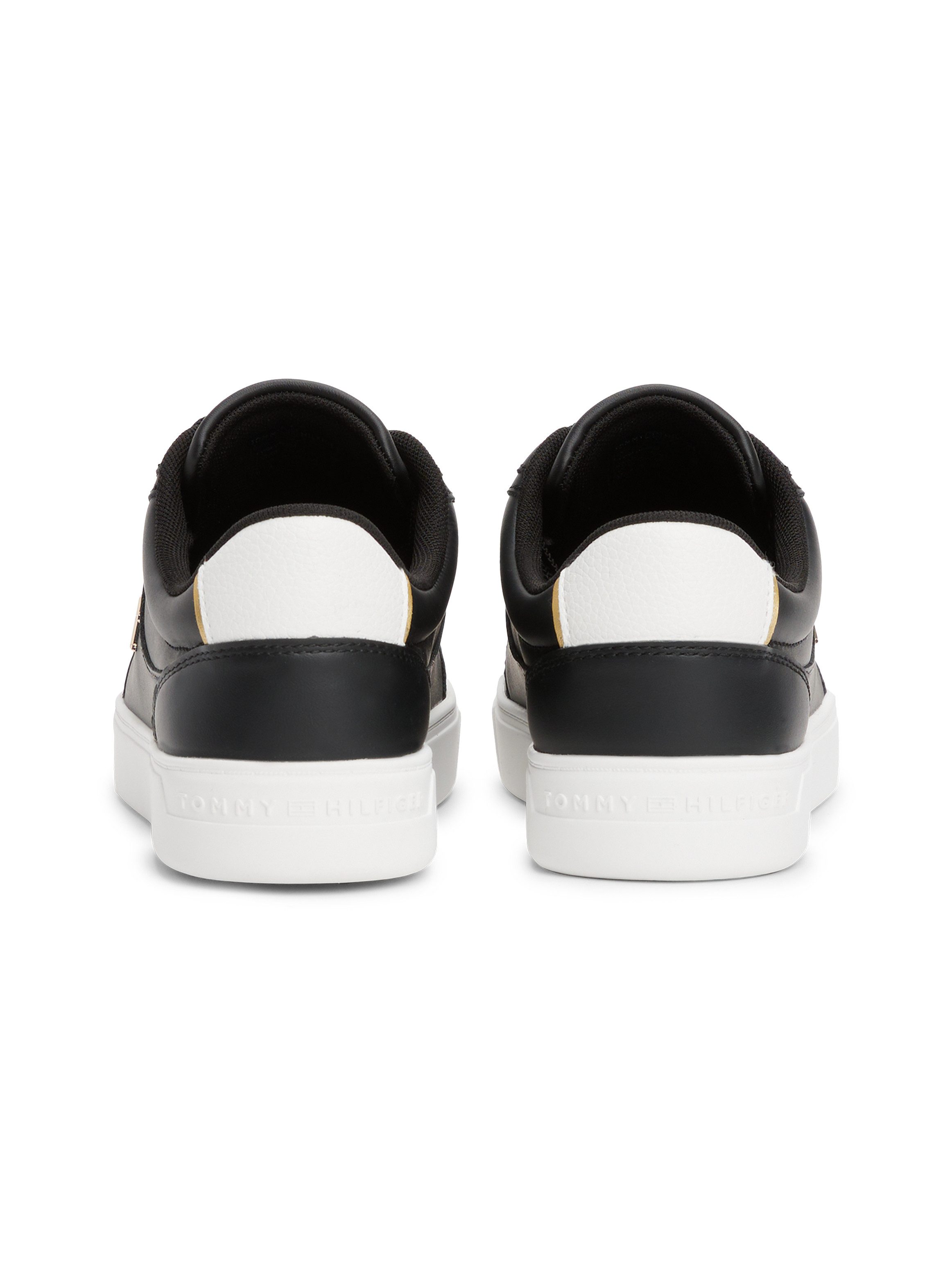 Tommy Hilfiger Plateausneakers ESSENTIAL CHIC COURT SNEAKER vrijetijdsschoen, veterschoen, lage schoen met th-sieraad