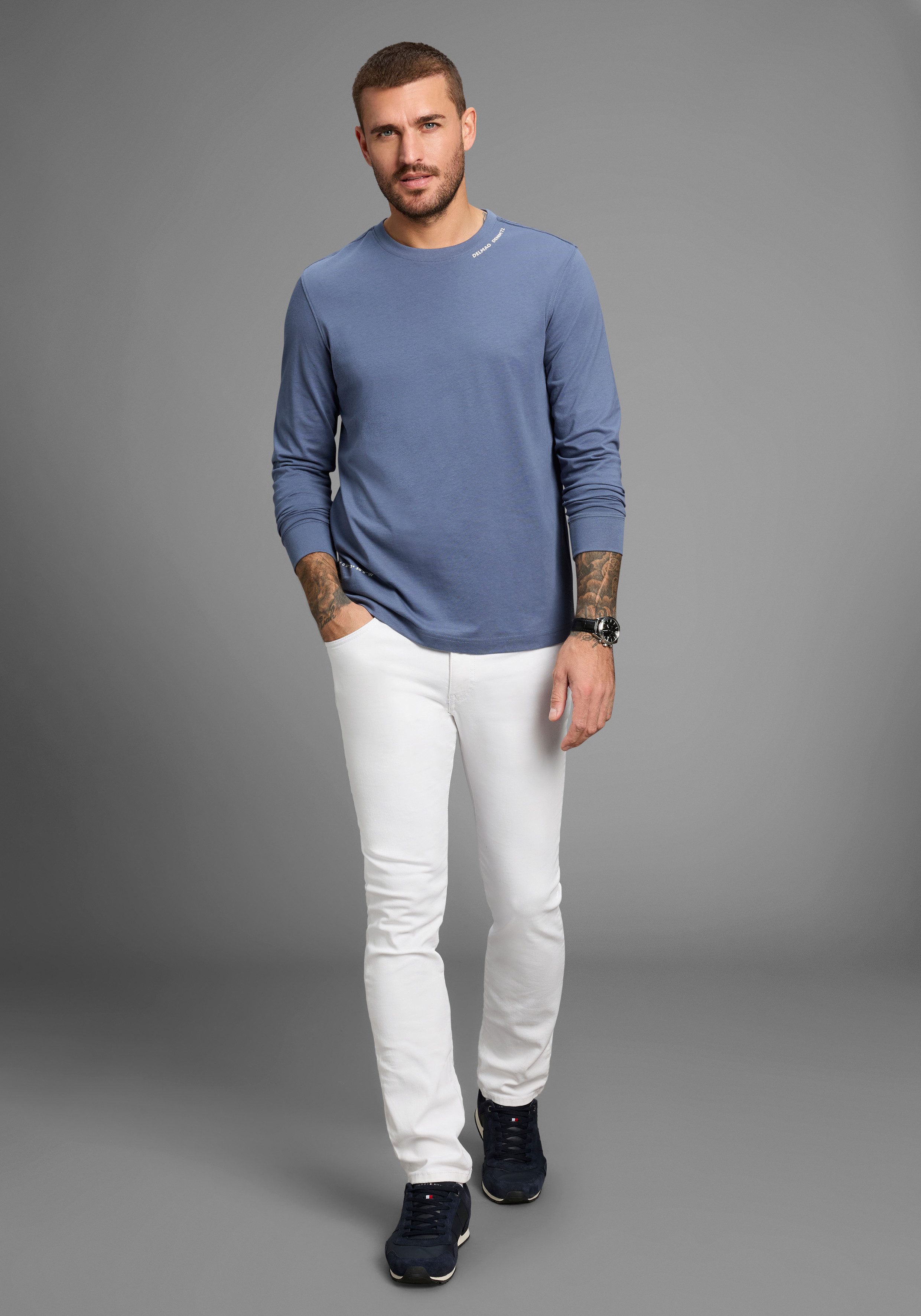 DELMAO Shirt met ronde hals smal gesneden, met print, van 100% katoen