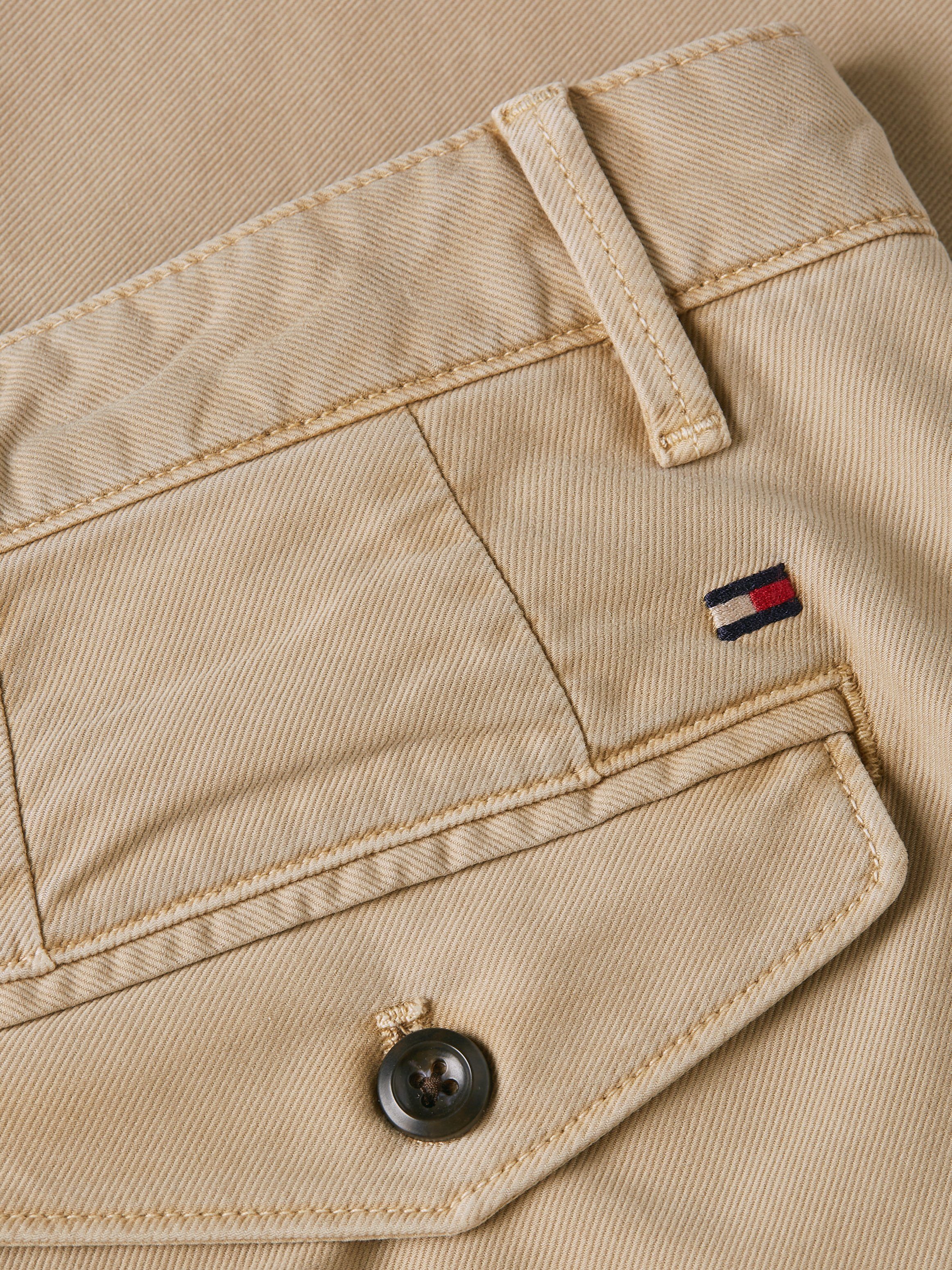 Tommy Hilfiger Chino CHELSEA GABARDINE GMD met logo borduursel op de achterzak