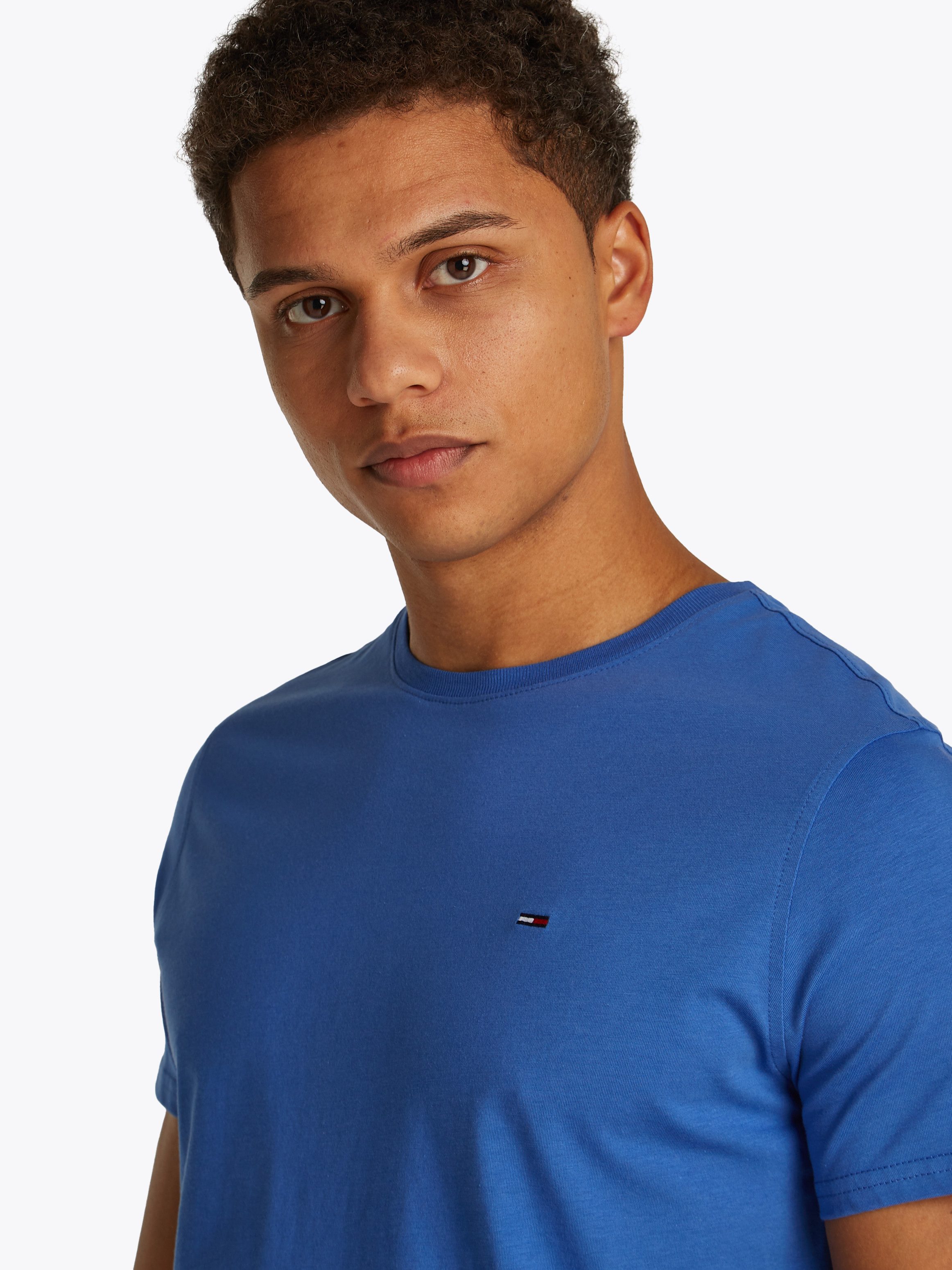 TOMMY JEANS T-shirt TJM ESSENTIAL SOLID TEE met ronde hals en subtiele logo-vlag