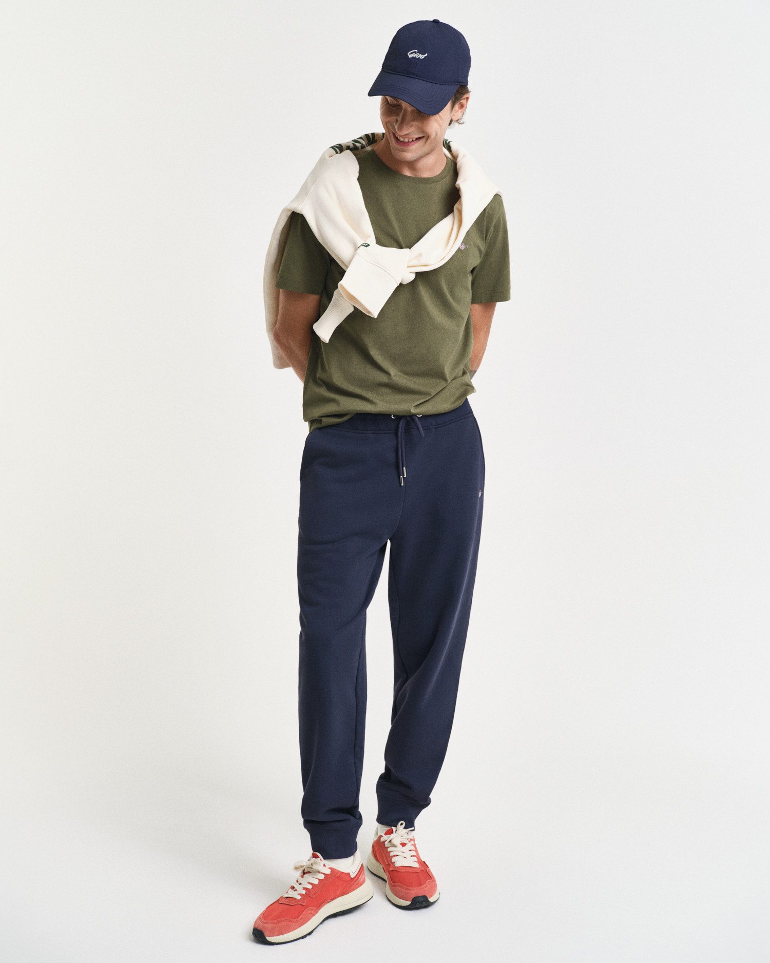 Gant Sweatbroek REG SHIELD SWEATPANTS met logo-borduurwerk onder de boord