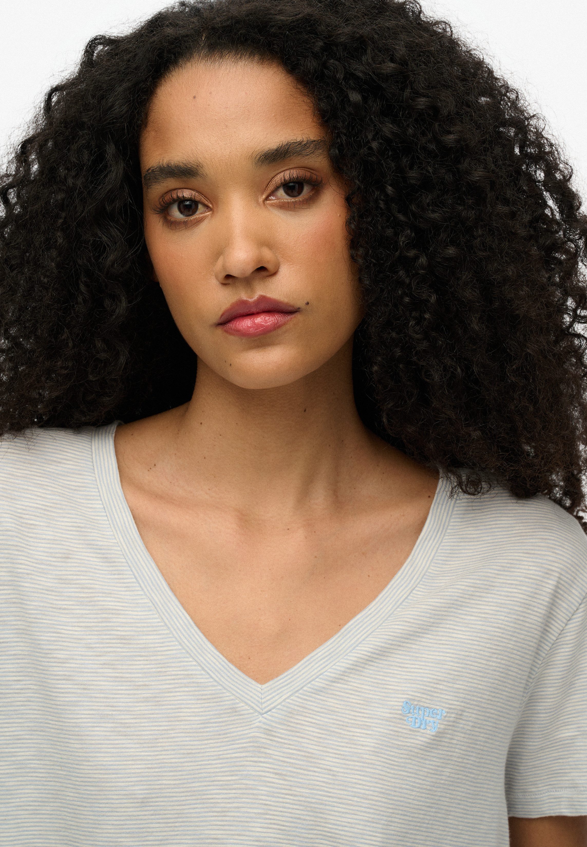 Superdry Shirt met V-hals STUDIOS SLUB EMB VEE TEE gestructureerd t-shirt met v-hals en borduursel