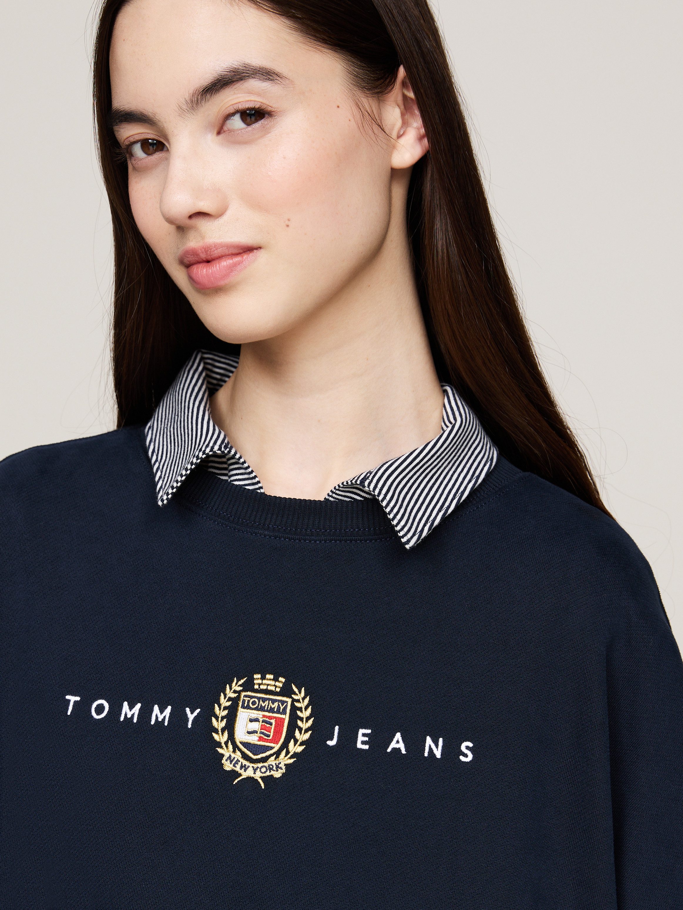 Tommy Jeans Curve Jerseyjurk TJW CREST LINEAR CREW DRESS EXT in grote maten, lineaire logo-opdruk
