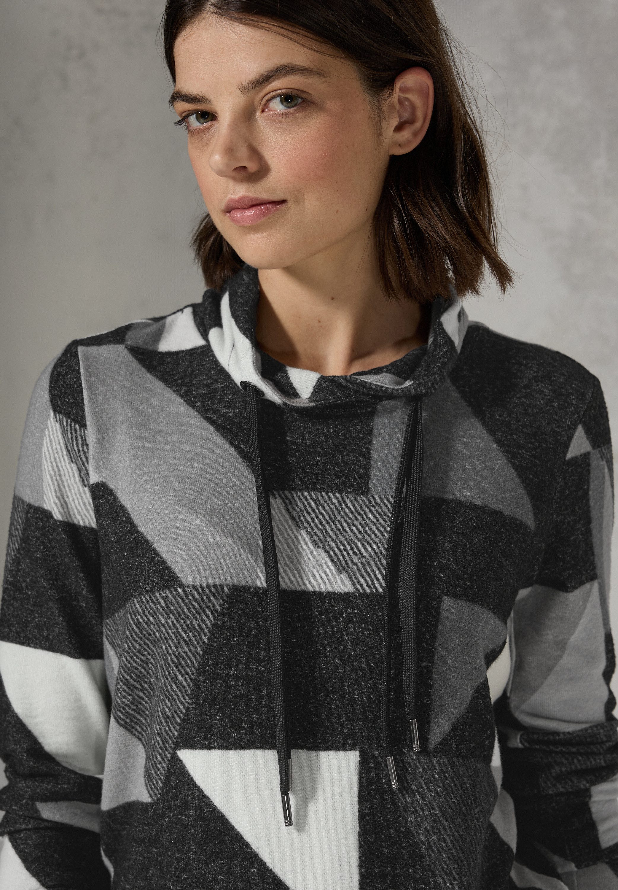 Cecil Shirt met lange mouwen met sjaalkraag en grafisch patroon