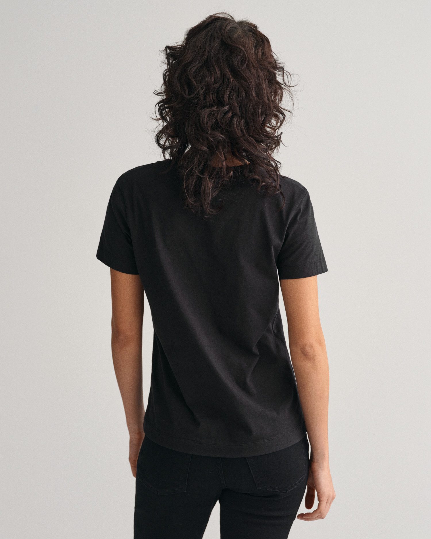 Gant T-shirt REG SHIELD KA V-NECK T-SHIRT met een klein geborduurd logo op de borst