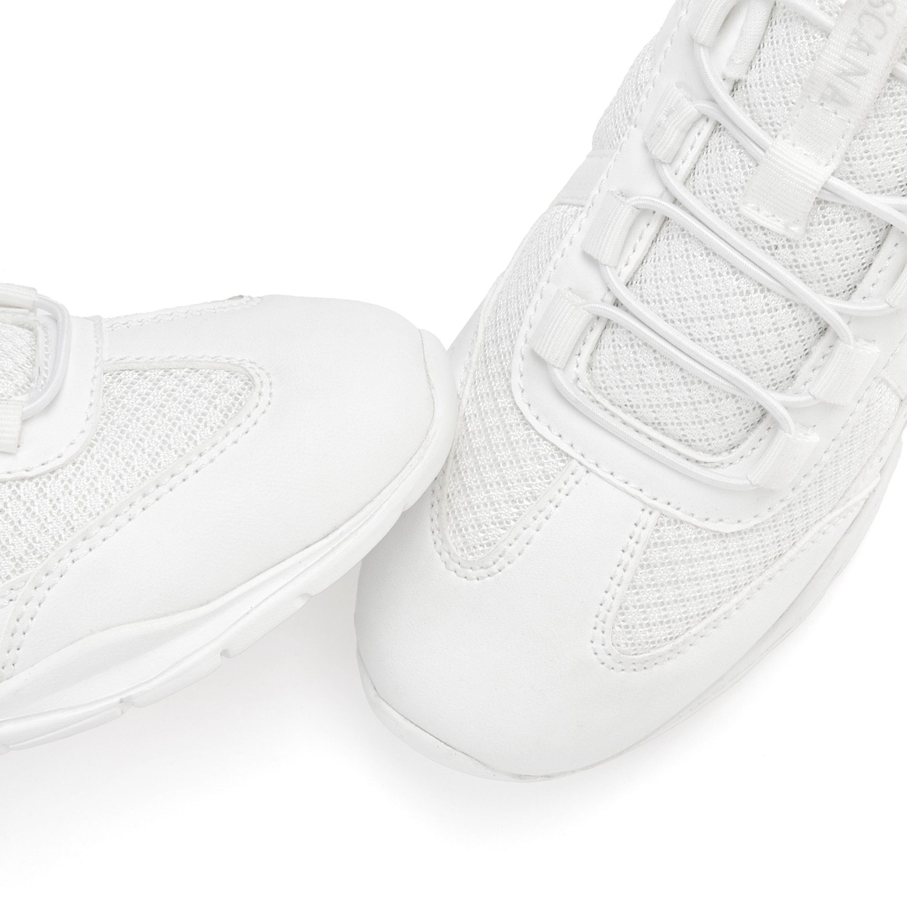 Lascana Sneakers Slip-On vrijetijdsschoen, lage schoen met elastische veters VEGAN