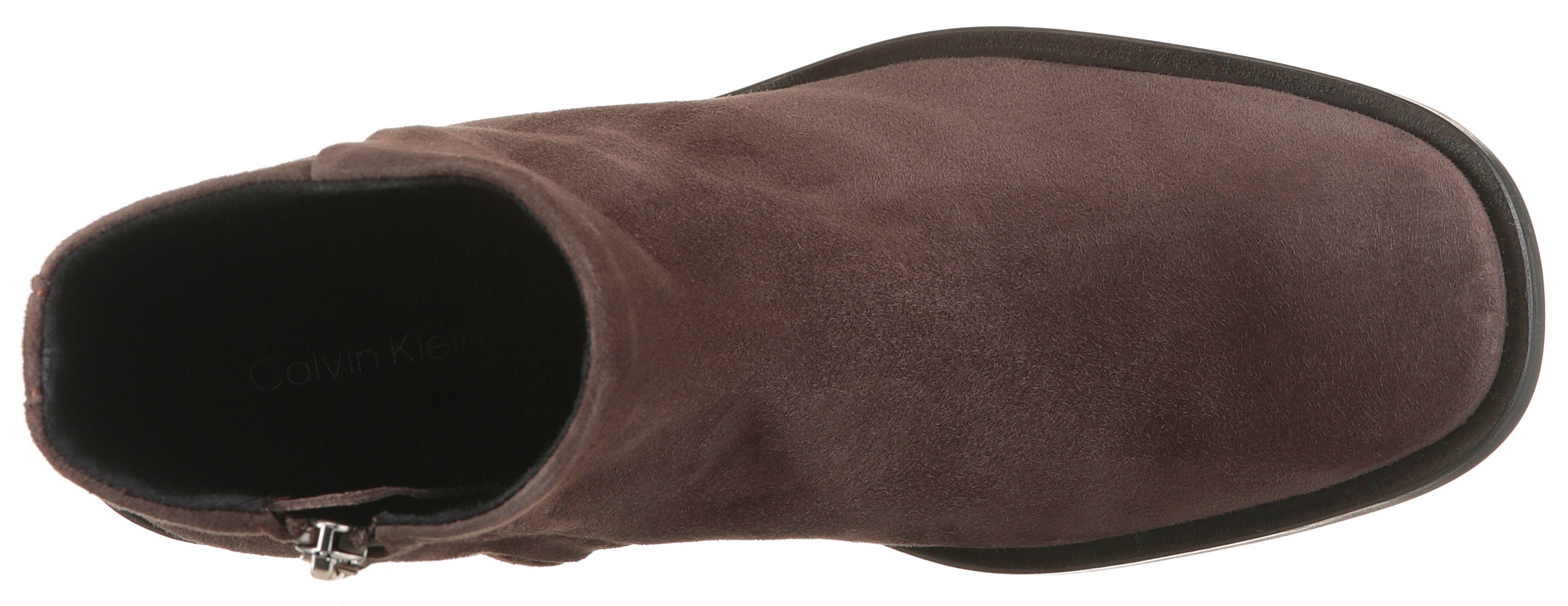 Calvin Klein Laarsjes BLOCK HEEL ZIP BOOT SUE Klassieke boots, blokhak, met CK-logo aan de zijkant van de schacht