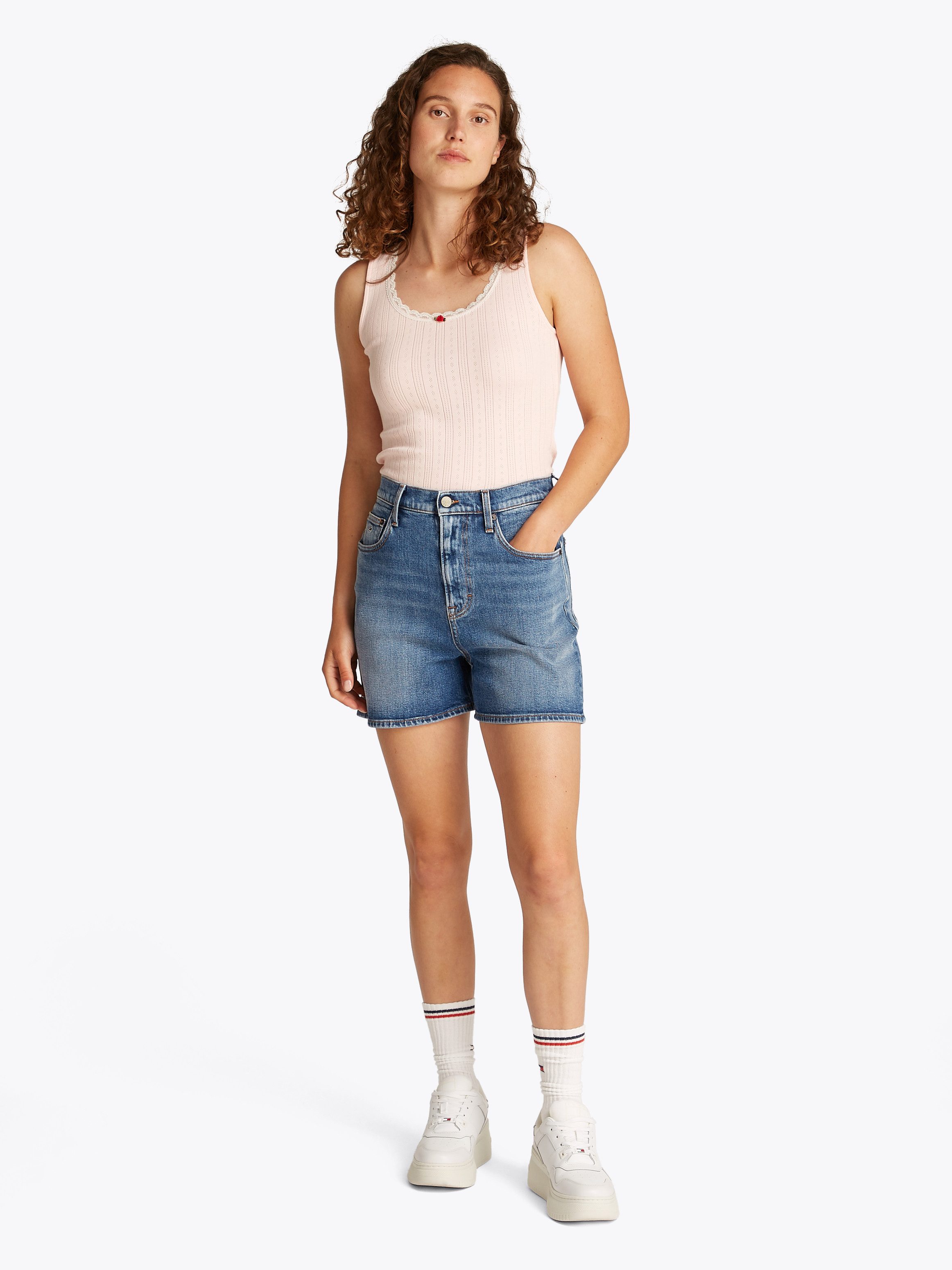 TOMMY JEANS Short MOM SHORT BI0134 met logo-badge, in blauwe wassing