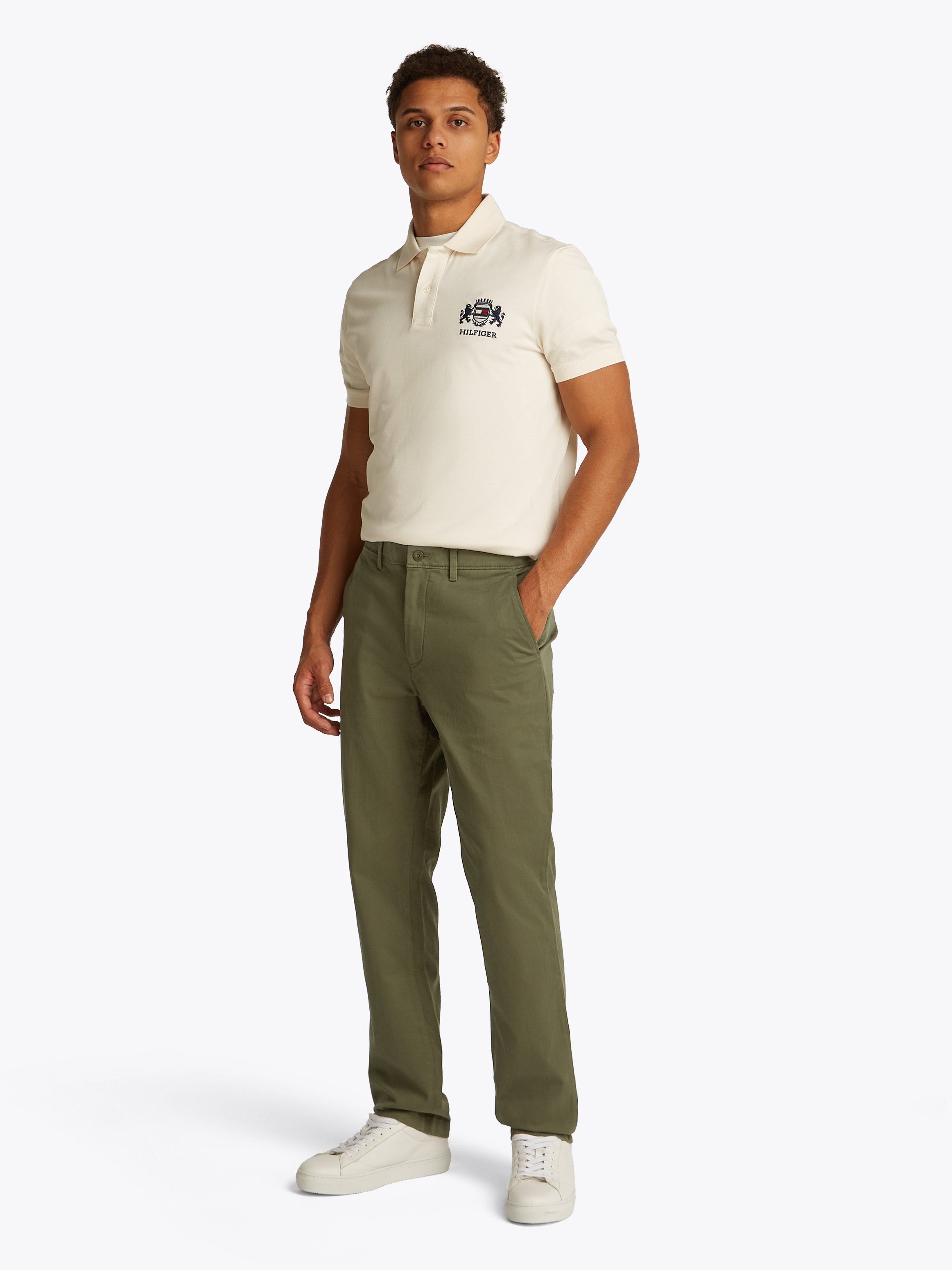 Tommy Hilfiger Chino DENTON CHINO SATIN met achterzakken met knoop, logo-borduursel