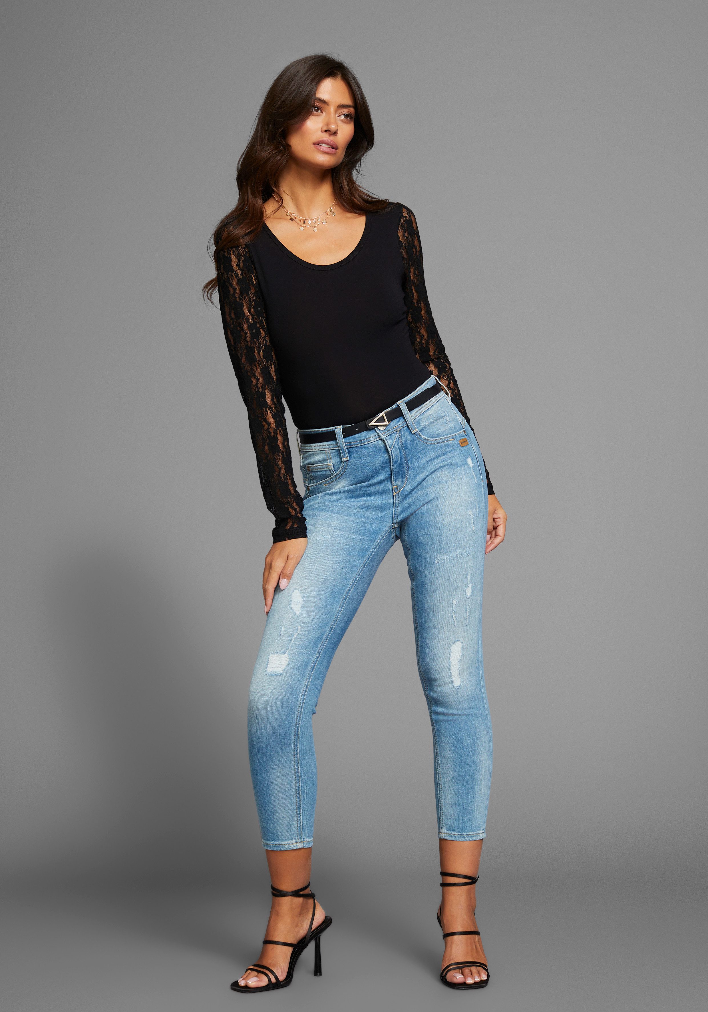Laura Scott Body met lange mouwen met edele kantmouwen