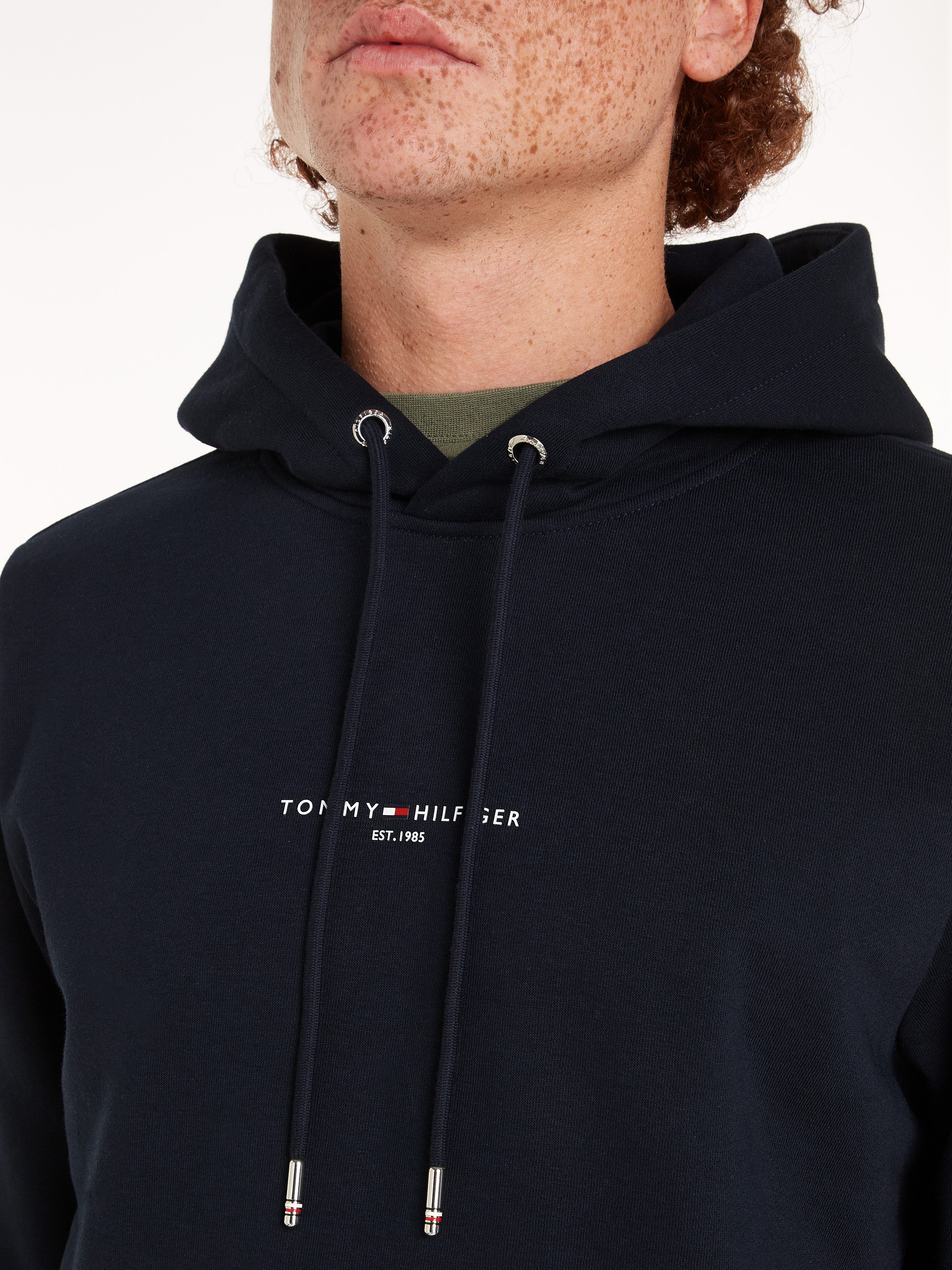 Tommy Hilfiger Hoodie TOMMY LOGO TIPPED HOODY Tommy-Tape binnen aan de halsopening, Vlag-Stiksel op de Mouw