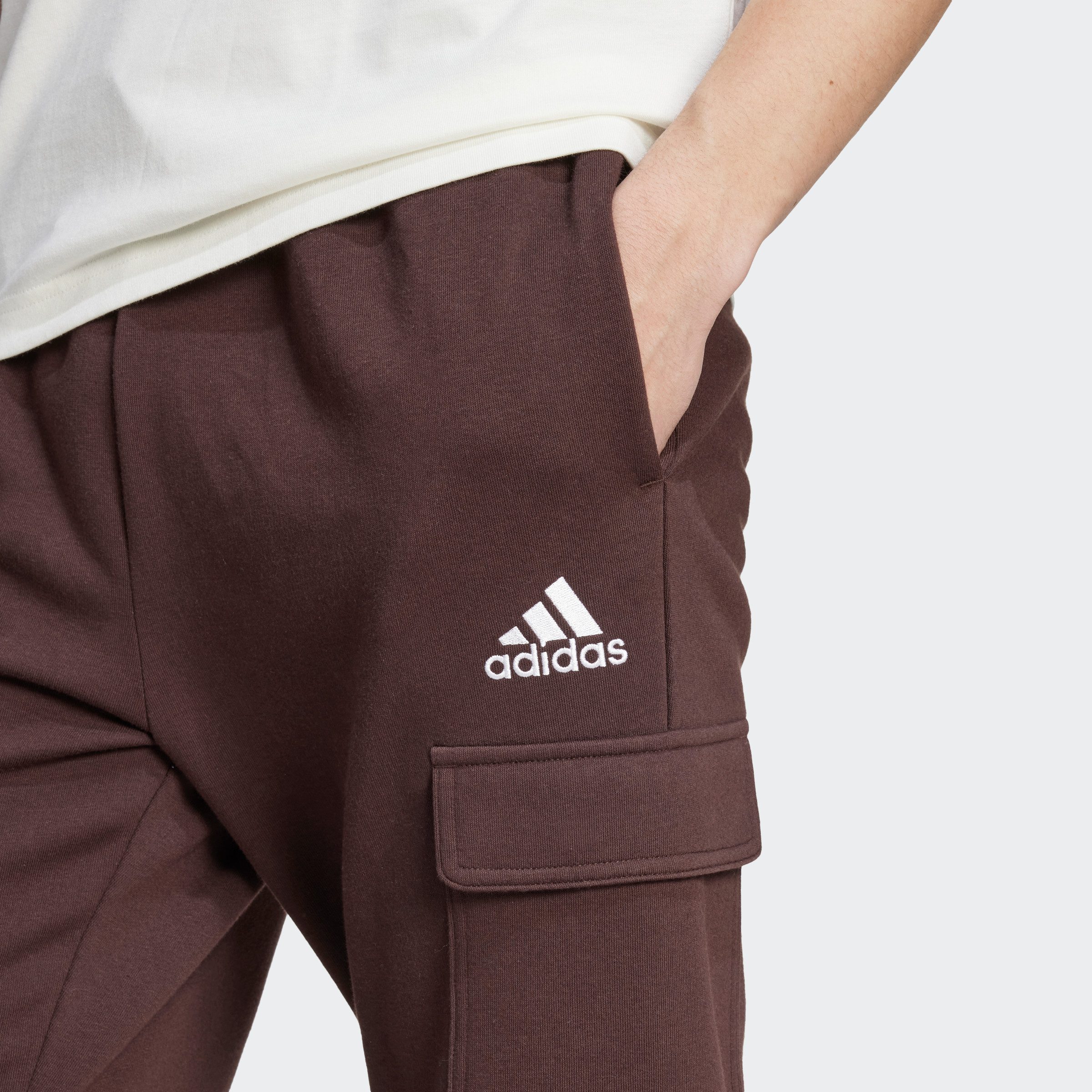 adidas Sportswear Sportbroek ESSENTIALS FLEECE REGULAR TAPERED CARGOBROEK Joggingbroek cargo van zacht fleece-materiaal (1-delig)