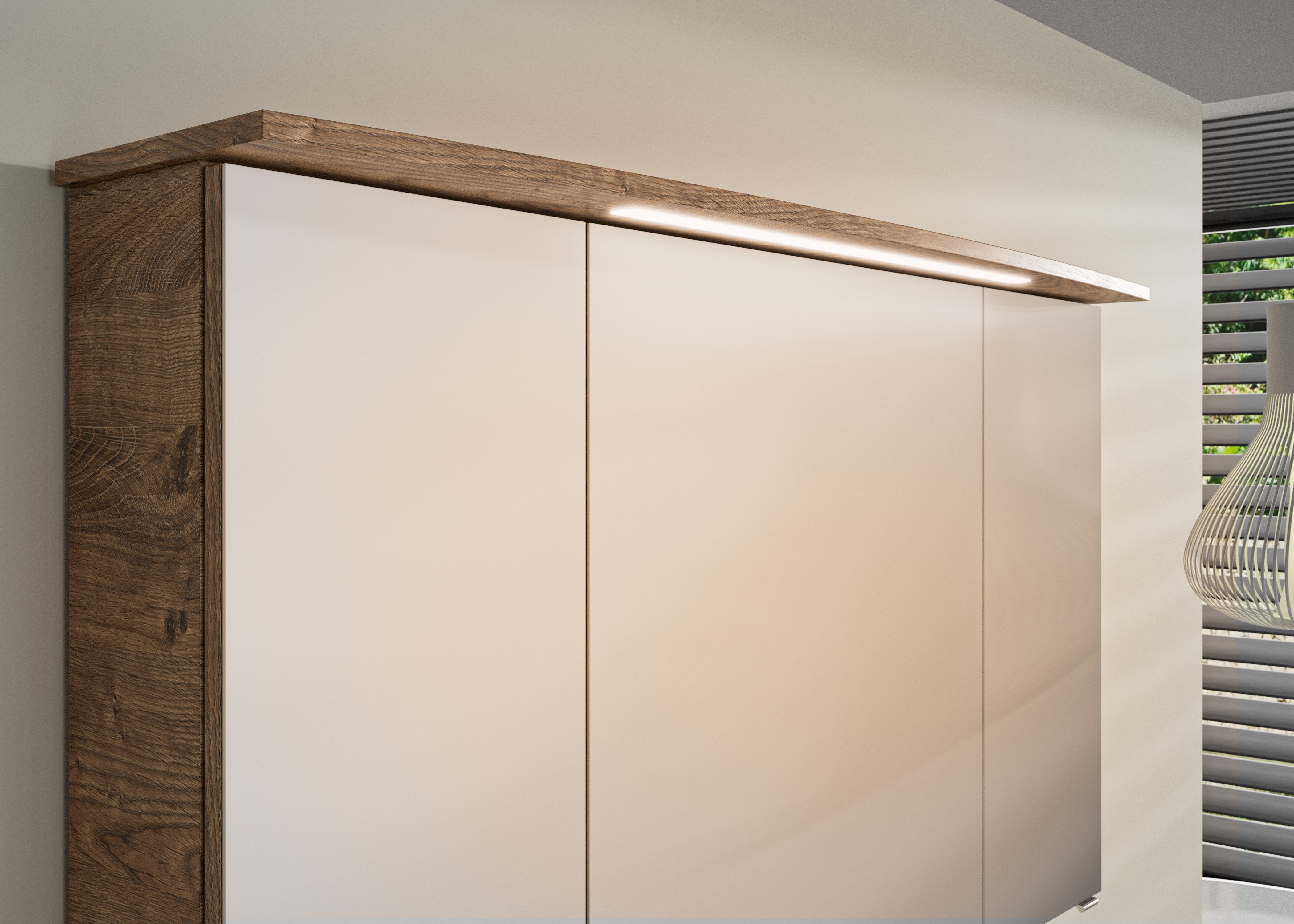 Saphir Badkamerspiegelkast Serie 4010 badkamer spiegelkast incl. LED-verlichting in krans Badkast 142 cm breed, 3 deuren, 6 glazen legplanken, incl. deurdemper
